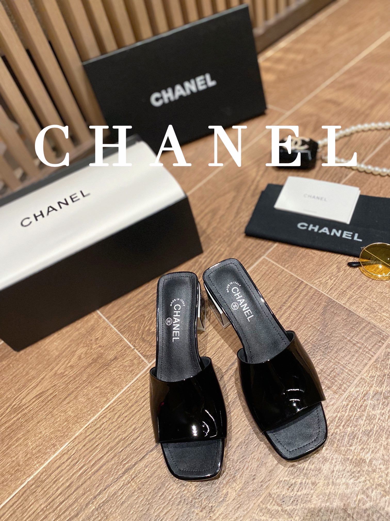 I0  2022早春 Chanel 香奈儿 圆头字母高跟一字拖鞋 香奈儿是一个非常全面之尊贵时尚生活品牌，香港，美国，等大时尚博主及明星的同款，简直是美上天了，爱上优雅、爱上俏皮的未来感，光看一眼便想马上拥有，但一双精致的高跟鞋确是可以想想滴，该系列专为超凡绝伦、无所谓的女士而设计，从而打造出别致的整体效果， Chanel  设计出激发女性一往无前的产品彰显魅力…… ━━━━━ ЅᏇєєt ━━━━━▪️鞋面：牛漆皮 ▪️大底：原版真皮底➕橡胶底▪️鞋码: 35-41▪️底高高跟8.5 低跟4.5cm▪️原版全套礼盒包装