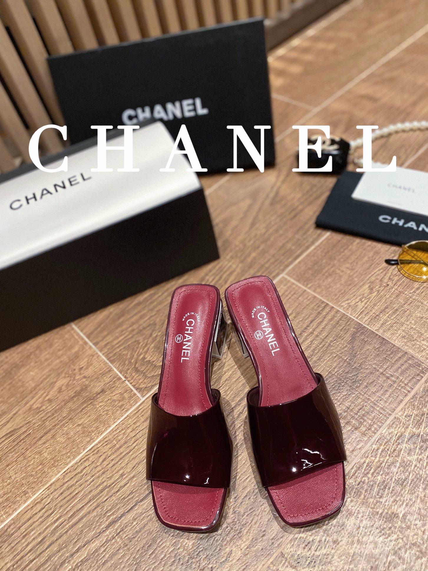 I0  2022早春 Chanel 香奈儿 圆头字母高跟一字拖鞋 香奈儿是一个非常全面之尊贵时尚生活品牌，香港，美国，等大时尚博主及明星的同款，简直是美上天了，爱上优雅、爱上俏皮的未来感，光看一眼便想马上拥有，但一双精致的高跟鞋确是可以想想滴，该系列专为超凡绝伦、无所谓的女士而设计，从而打造出别致的整体效果， Chanel  设计出激发女性一往无前的产品彰显魅力…… ━━━━━ ЅᏇєєt ━━━━━▪️鞋面：牛漆皮 ▪️大底：原版真皮底➕橡胶底▪️鞋码: 35-41▪️底高高跟8.5 低跟4.5cm▪️原版全套礼盒包装