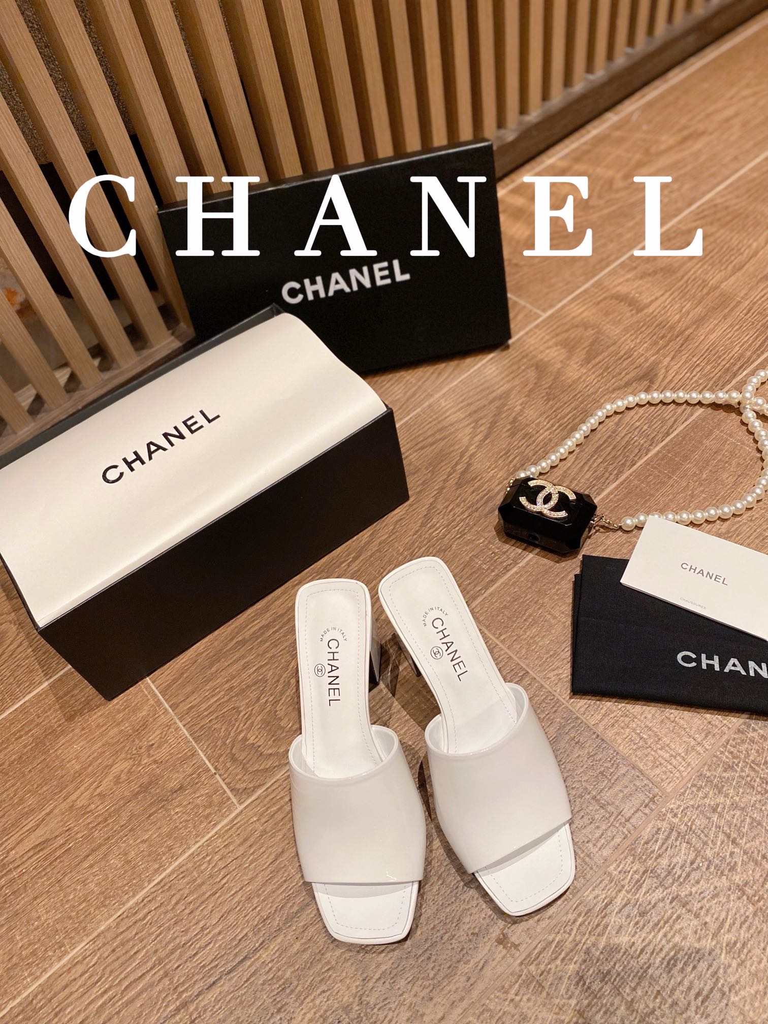 I0  2022早春 Chanel 香奈儿 圆头字母高跟一字拖鞋 香奈儿是一个非常全面之尊贵时尚生活品牌，香港，美国，等大时尚博主及明星的同款，简直是美上天了，爱上优雅、爱上俏皮的未来感，光看一眼便想马上拥有，但一双精致的高跟鞋确是可以想想滴，该系列专为超凡绝伦、无所谓的女士而设计，从而打造出别致的整体效果， Chanel  设计出激发女性一往无前的产品彰显魅力…… ━━━━━ ЅᏇєєt ━━━━━▪️鞋面：牛漆皮 ▪️大底：原版真皮底➕橡胶底▪️鞋码: 35-41▪️底高高跟8.5 低跟4.5cm▪️原版全套礼盒包装