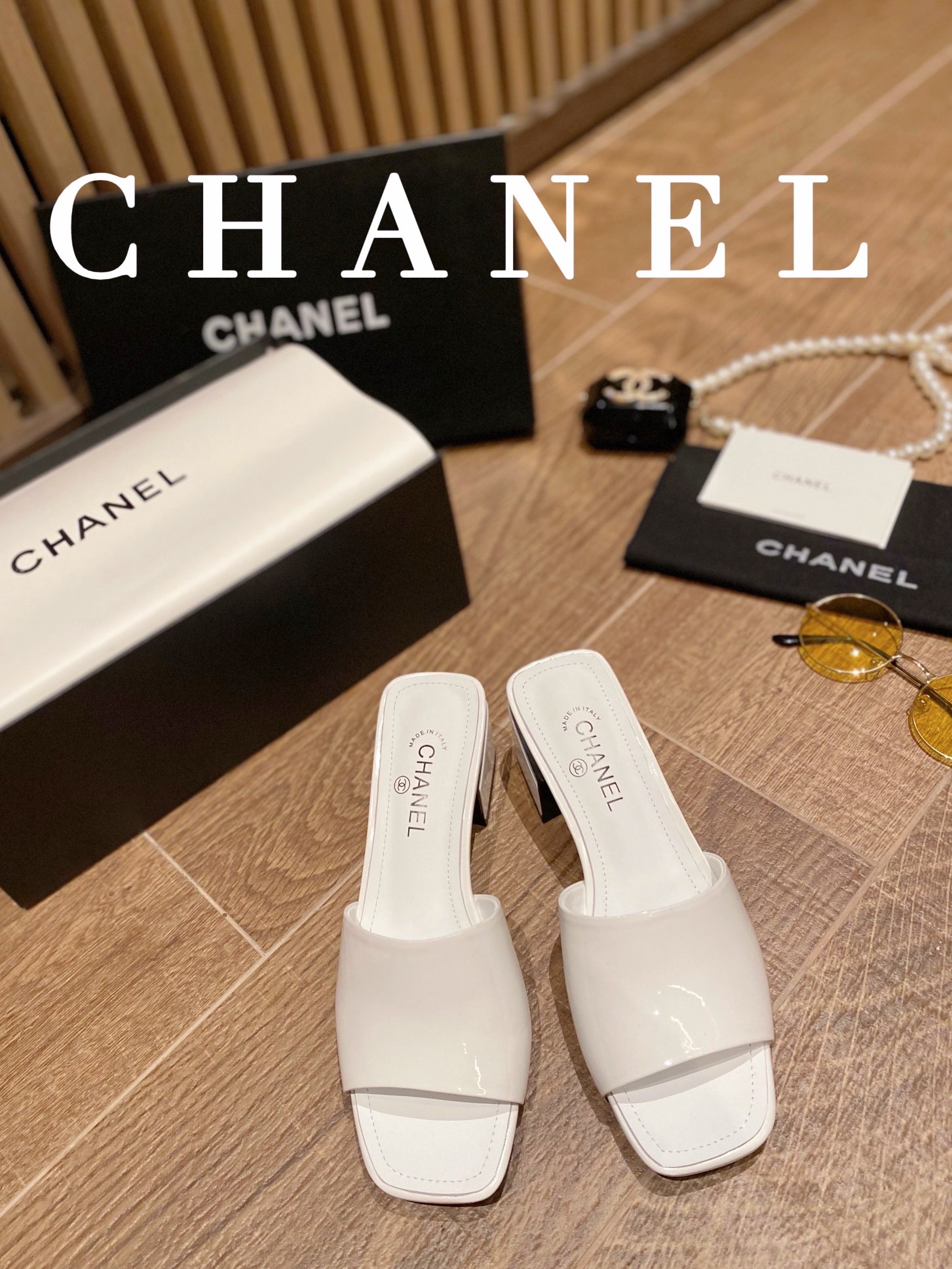 I0  2022早春 Chanel 香奈儿 圆头字母高跟一字拖鞋 香奈儿是一个非常全面之尊贵时尚生活品牌，香港，美国，等大时尚博主及明星的同款，简直是美上天了，爱上优雅、爱上俏皮的未来感，光看一眼便想马上拥有，但一双精致的高跟鞋确是可以想想滴，该系列专为超凡绝伦、无所谓的女士而设计，从而打造出别致的整体效果， Chanel  设计出激发女性一往无前的产品彰显魅力…… ━━━━━ ЅᏇєєt ━━━━━▪️鞋面：牛漆皮 ▪️大底：原版真皮底➕橡胶底▪️鞋码: 35-41▪️底高高跟8.5 低跟4.5cm▪️原版全套礼盒包装