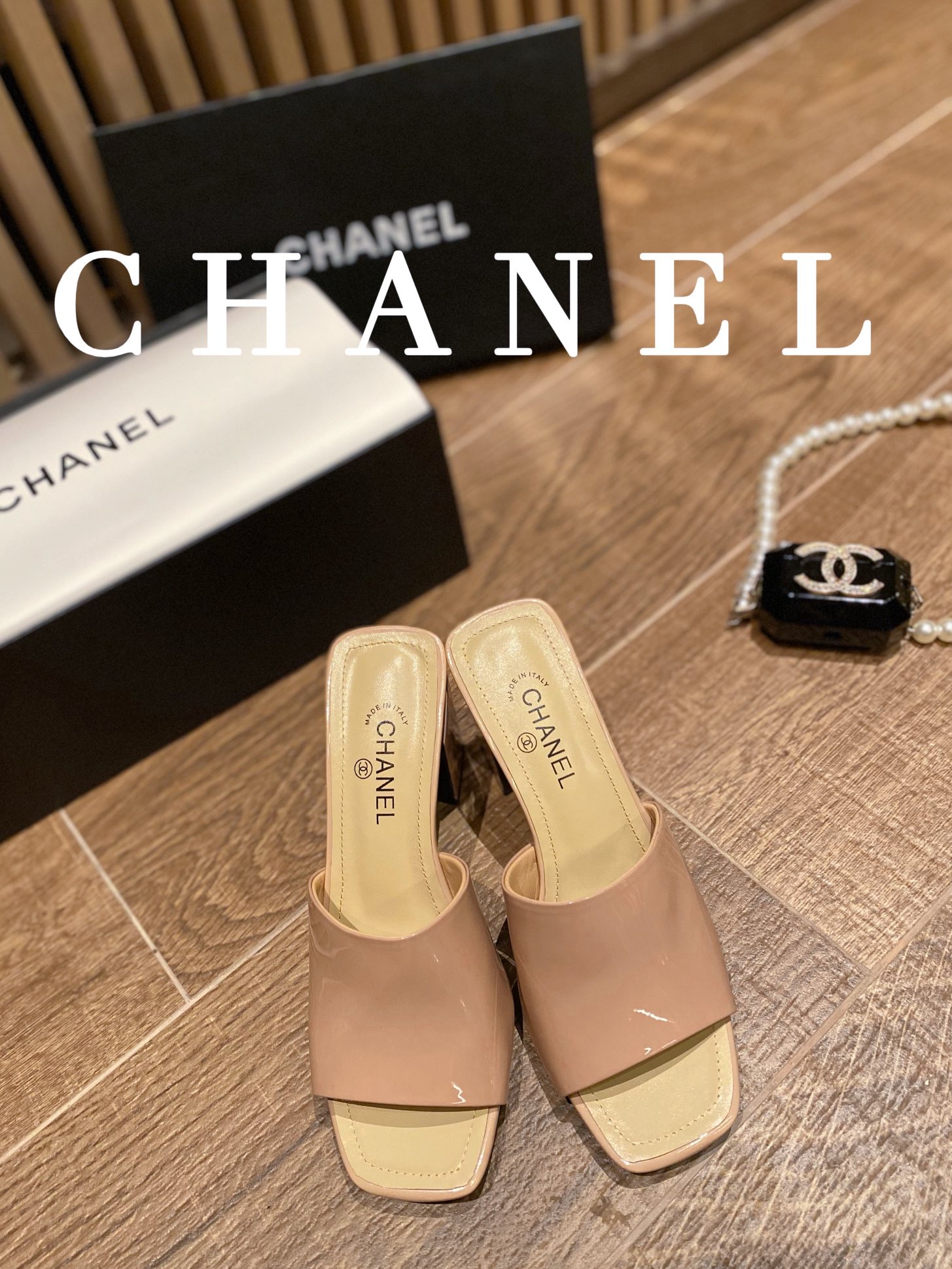 I0  2022早春 Chanel 香奈儿 圆头字母高跟一字拖鞋 香奈儿是一个非常全面之尊贵时尚生活品牌，香港，美国，等大时尚博主及明星的同款，简直是美上天了，爱上优雅、爱上俏皮的未来感，光看一眼便想马上拥有，但一双精致的高跟鞋确是可以想想滴，该系列专为超凡绝伦、无所谓的女士而设计，从而打造出别致的整体效果， Chanel  设计出激发女性一往无前的产品彰显魅力…… ━━━━━ ЅᏇєєt ━━━━━▪️鞋面：牛漆皮 ▪️大底：原版真皮底➕橡胶底▪️鞋码: 35-41▪️底高高跟8.5 低跟4.5cm▪️原版全套礼盒包装