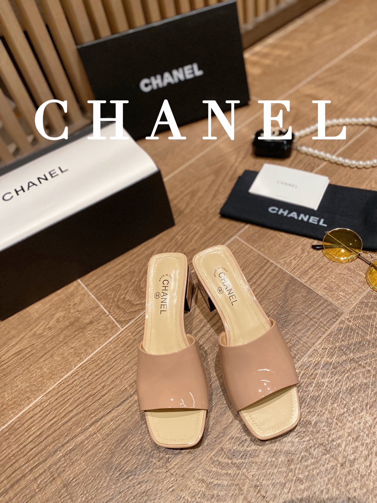 I0  2022早春 Chanel 香奈儿 圆头字母高跟一字拖鞋 香奈儿是一个非常全面之尊贵时尚生活品牌，香港，美国，等大时尚博主及明星的同款，简直是美上天了，爱上优雅、爱上俏皮的未来感，光看一眼便想马上拥有，但一双精致的高跟鞋确是可以想想滴，该系列专为超凡绝伦、无所谓的女士而设计，从而打造出别致的整体效果， Chanel  设计出激发女性一往无前的产品彰显魅力…… ━━━━━ ЅᏇєєt ━━━━━▪️鞋面：牛漆皮 ▪️大底：原版真皮底➕橡胶底▪️鞋码: 35-41▪️底高高跟8.5 低跟4.5cm▪️原版全套礼盒包装