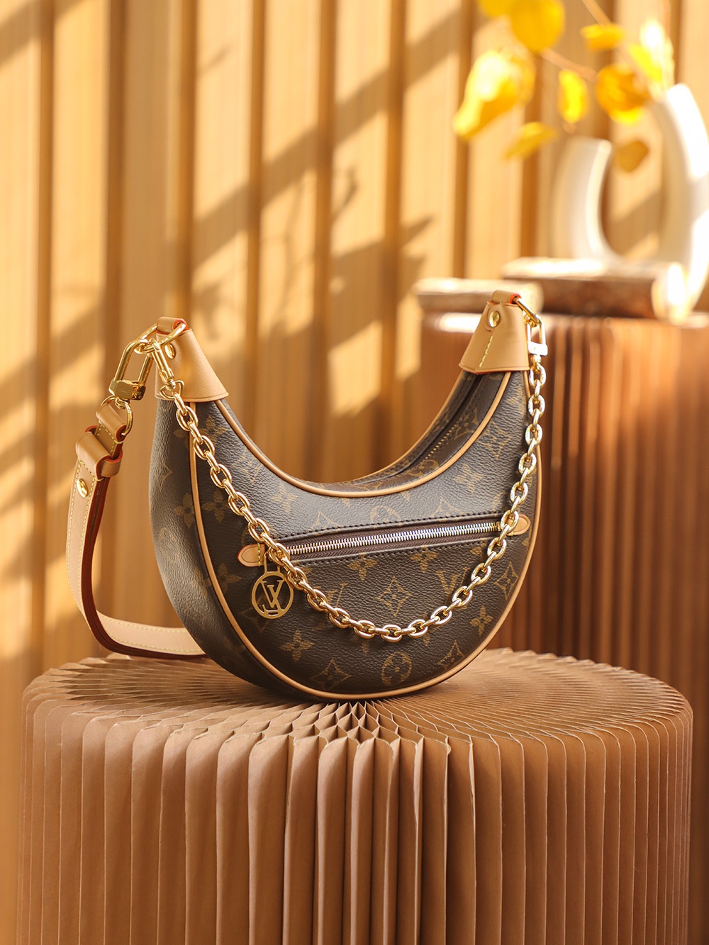 LV M81098 𝐋𝐎𝐎𝐏系列豌豆包月亮包