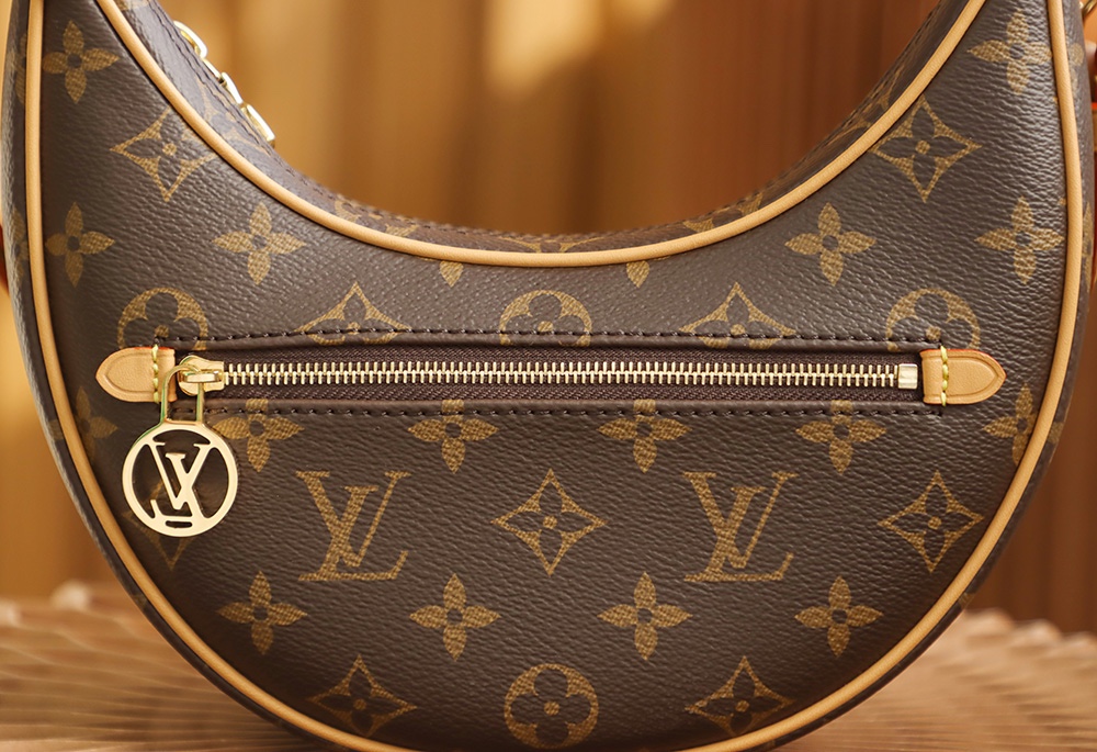 LV M81098 𝐋𝐎𝐎𝐏系列豌豆包月亮包