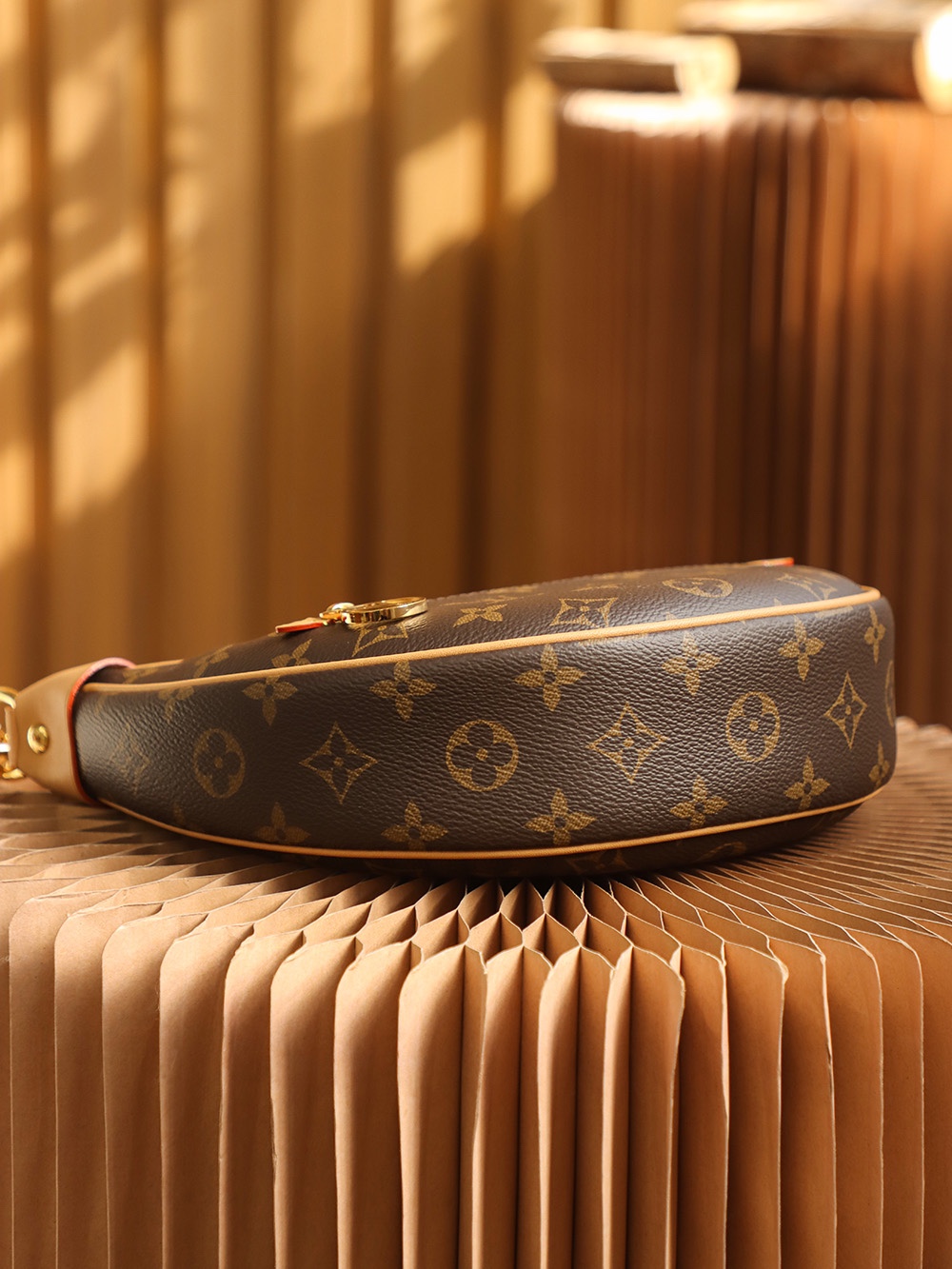LV M81098 𝐋𝐎𝐎𝐏系列豌豆包月亮包