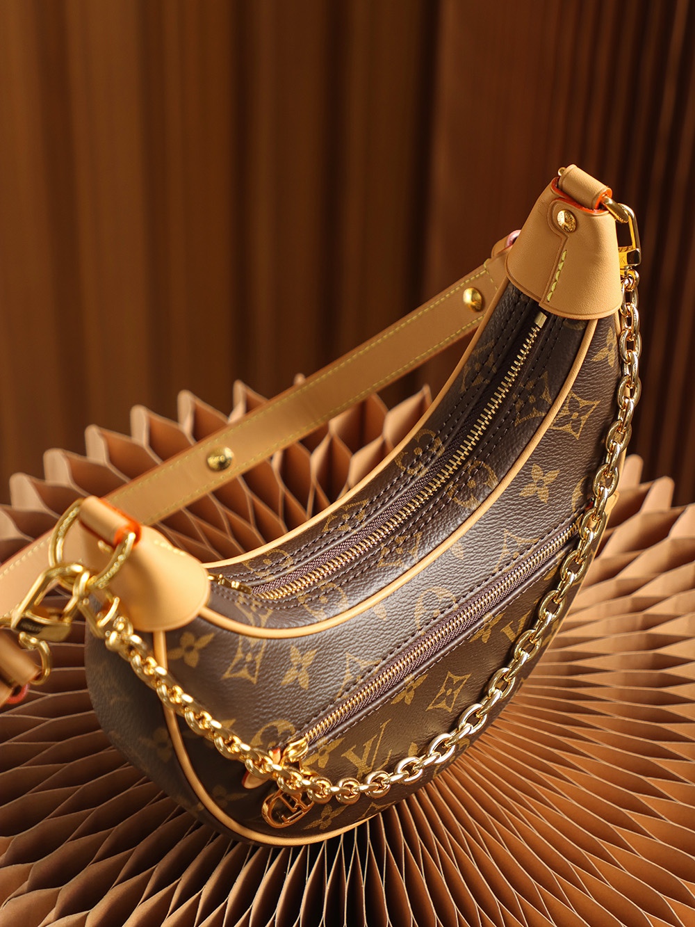 LV M81098 𝐋𝐎𝐎𝐏系列豌豆包月亮包