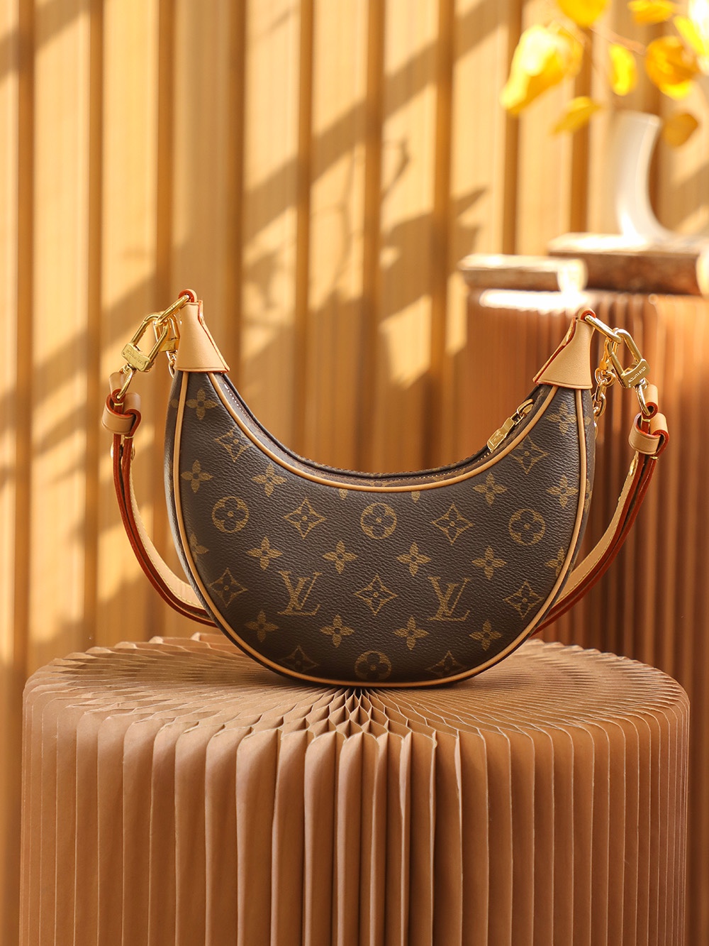 LV M81098 𝐋𝐎𝐎𝐏系列豌豆包月亮包