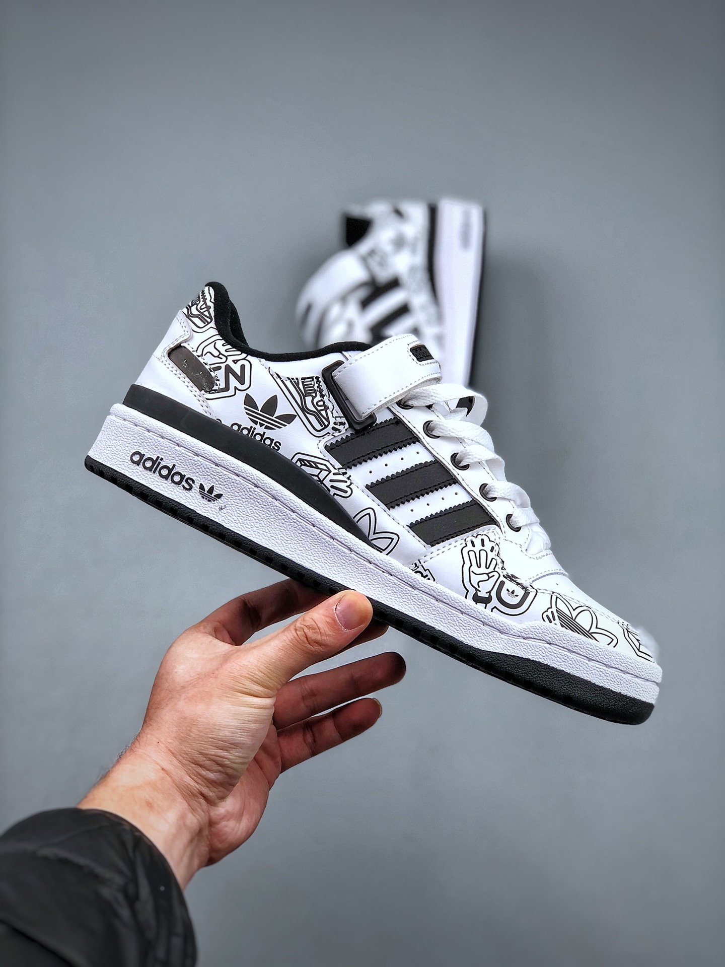Adidas Originals Forum Low 黑白 涂鸦 低帮百搭潮流休闲运动板鞋插图3 Adidas Originals Forum Low 黑白 涂鸦 低帮百搭潮流休闲运动板鞋插图3
