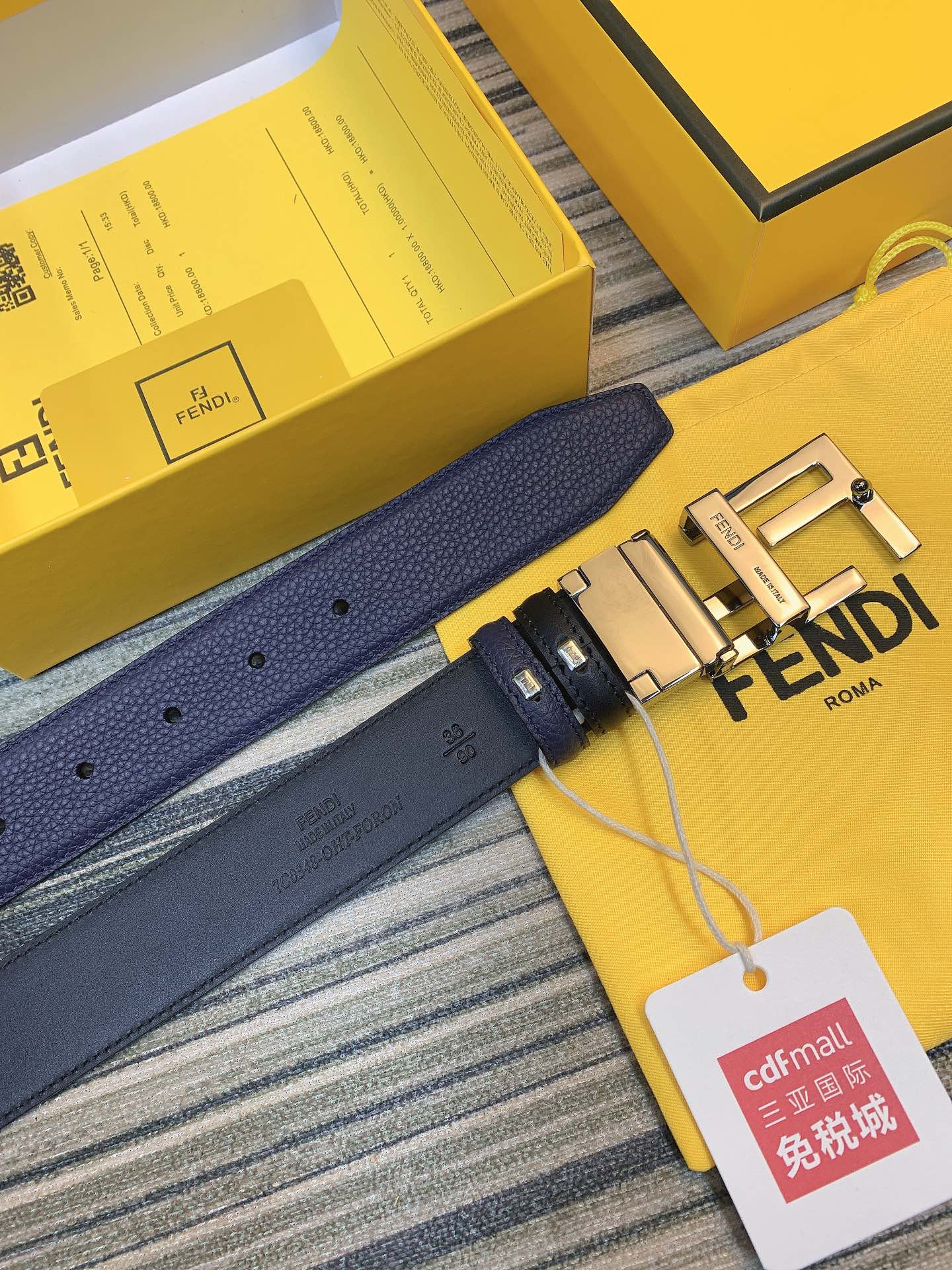 Fendi 双面可用可转动扣。荔枝纹蓝加黑平纹底 双F字母转动板扣 𝟑.𝟓𝐜𝐦