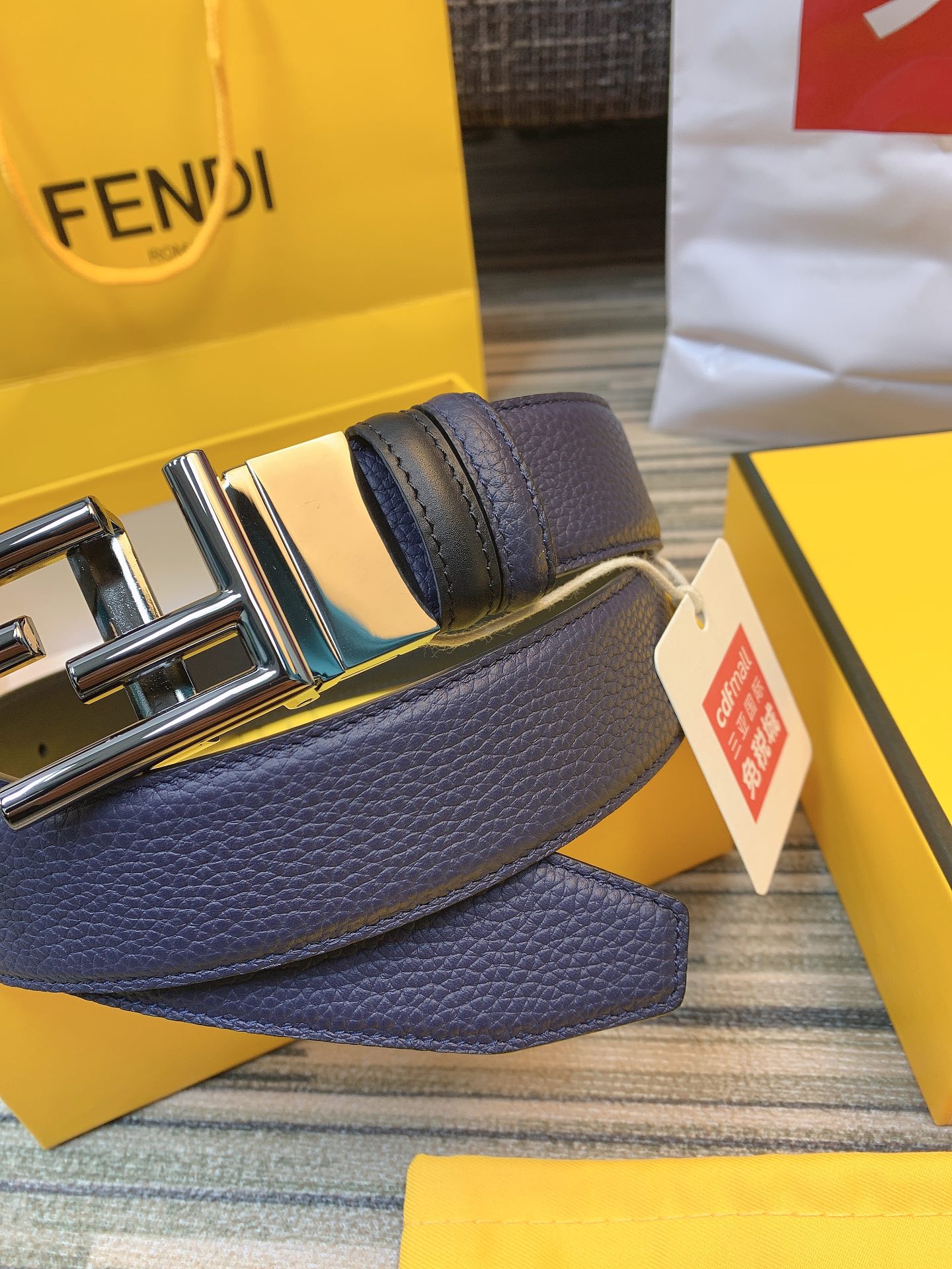 Fendi 双面可用可转动扣。荔枝纹蓝加黑平纹底 双F字母转动板扣 𝟑.𝟓𝐜𝐦