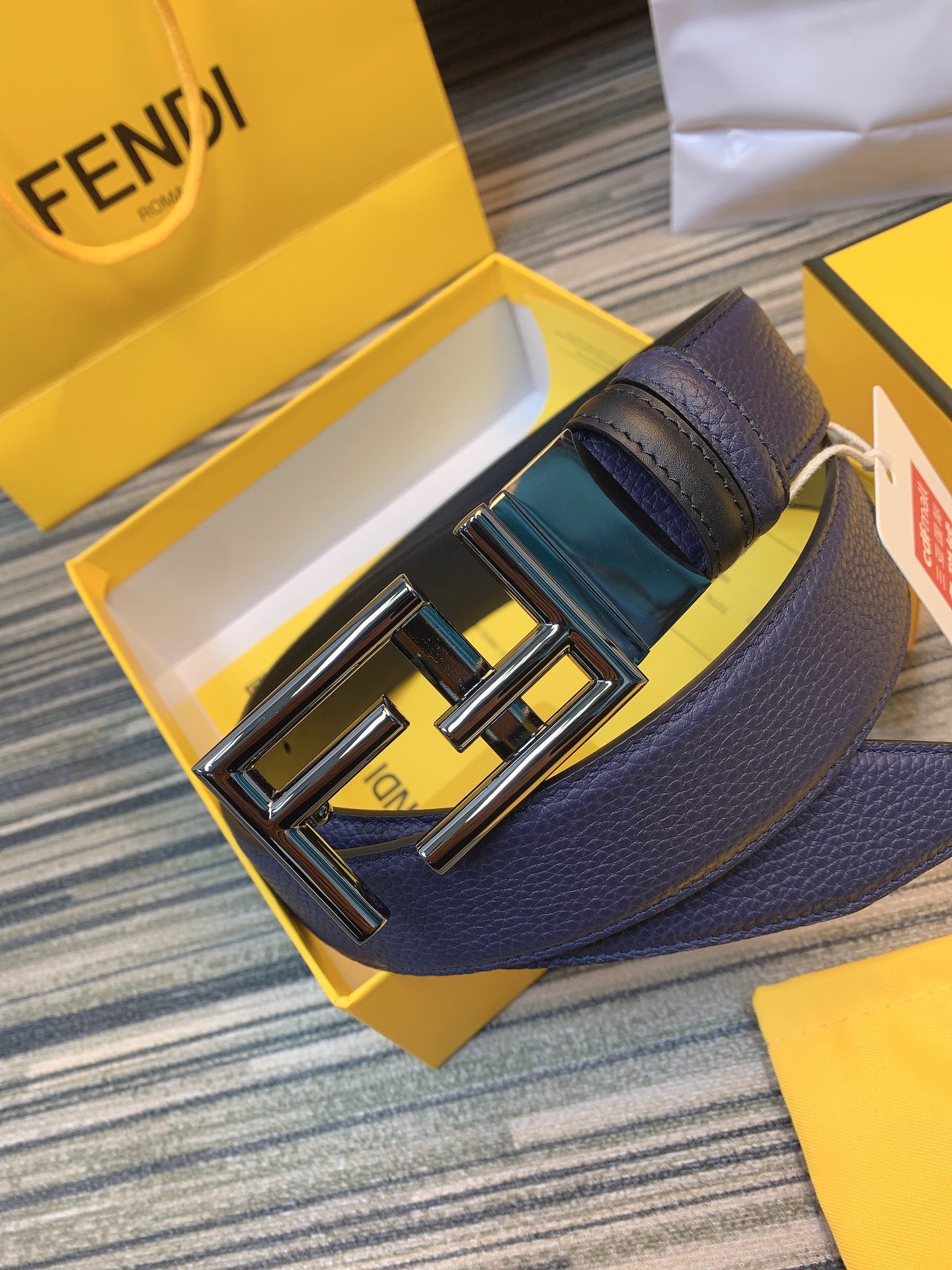 Fendi 双面可用可转动扣。荔枝纹蓝加黑平纹底 双F字母转动板扣 𝟑.𝟓𝐜𝐦