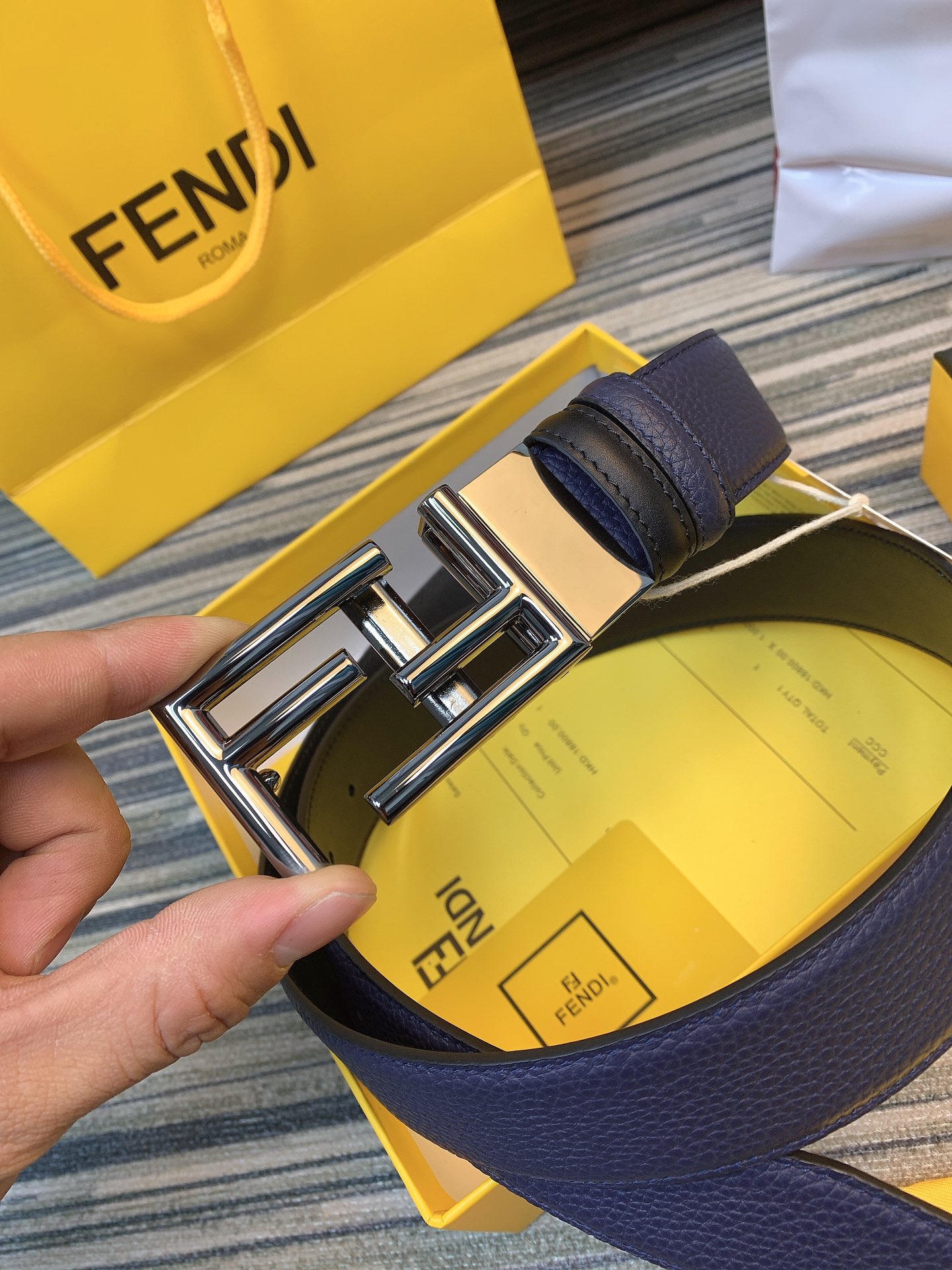 Fendi 双面可用可转动扣。荔枝纹蓝加黑平纹底 双F字母转动板扣 𝟑.𝟓𝐜𝐦