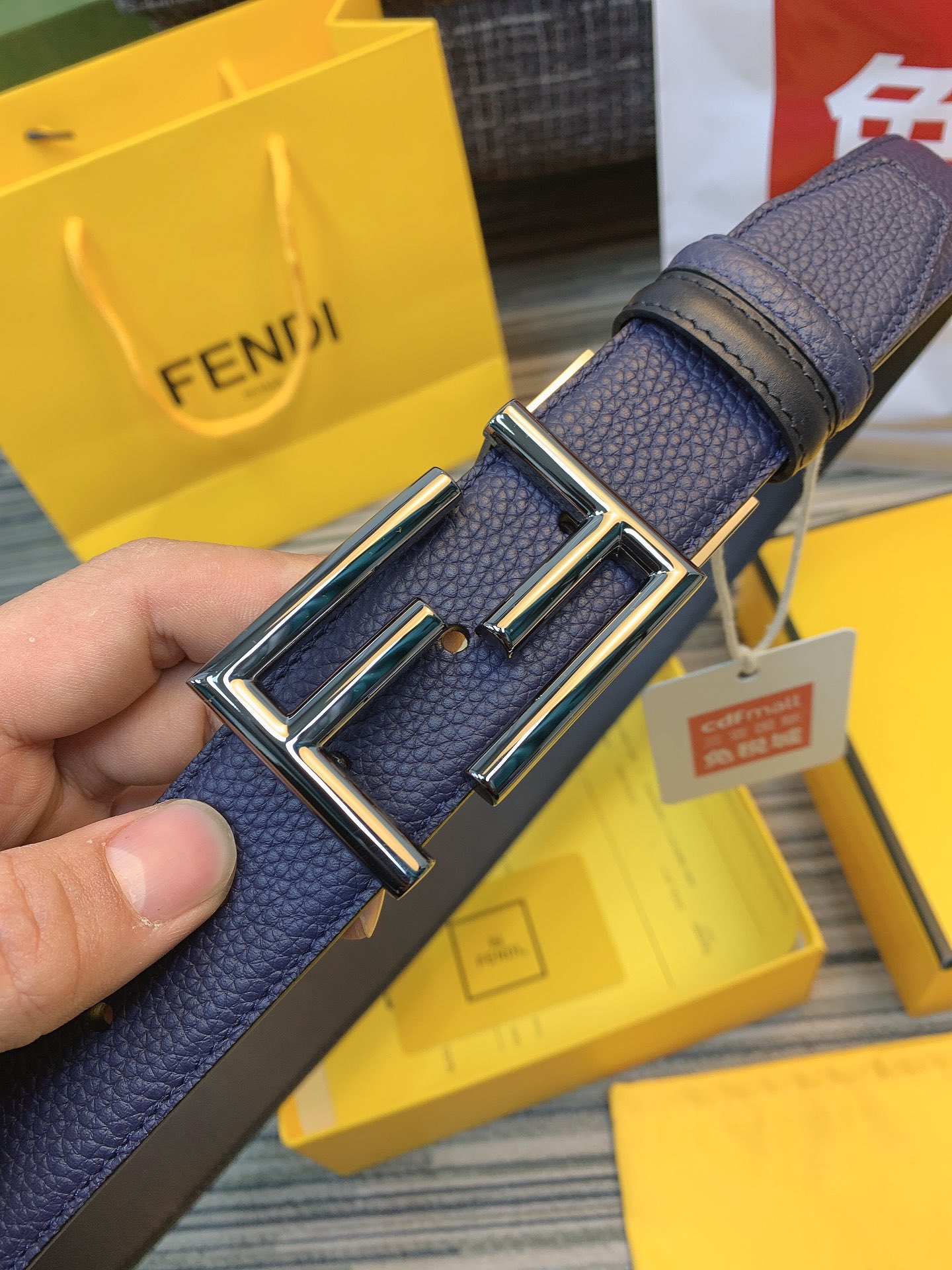 Fendi 双面可用可转动扣。荔枝纹蓝加黑平纹底 双F字母转动板扣 𝟑.𝟓𝐜𝐦