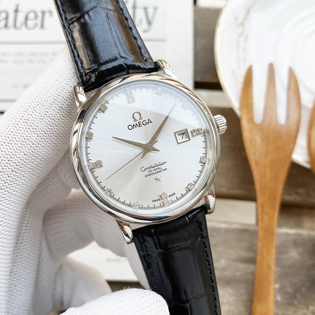 欧米茄 Omega omega精品男士腕表，经典大三针设计，尊贵大气，绅士风范，卓越品质，热卖全城。采用进口西铁城8215机械机芯零返修，顶级316精钢表壳，进口小牛皮表带原装针扣，矿物质超强镜面，尺寸40*13