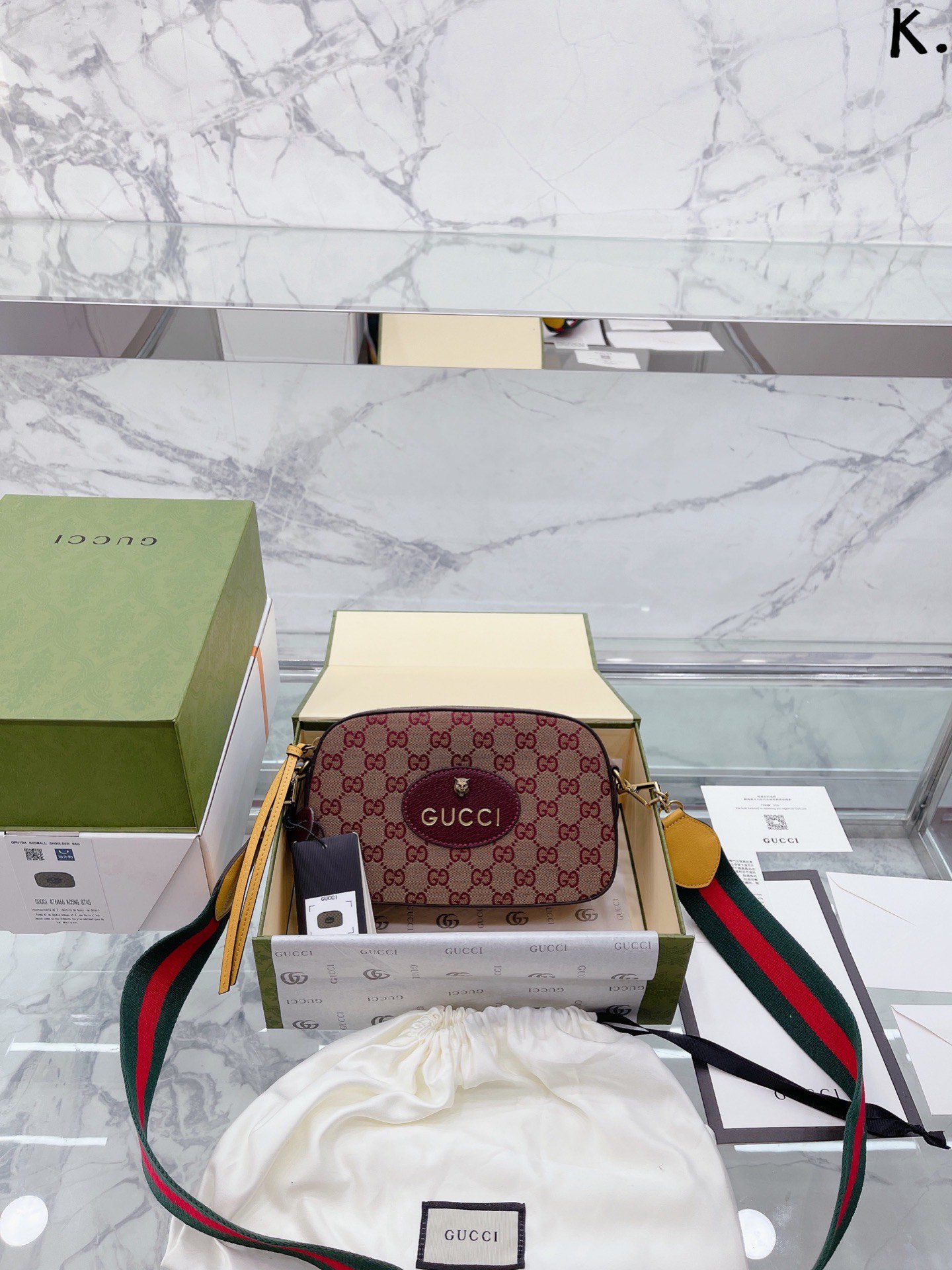 帆布 Gucci GG Black相机包 内里钢印logo 搭配简直是心跳的撞击古铜色五金浓厚的复古风越用越有感觉，没有褪色这一说宽阔的红绿织带是 古奇 Gucci 最经典的品牌符号，宽肩带的流行，一方面可以归结于秀场带动的潮流趋势，而另一方面，从实用性的角度来讲，宽肩带也是相当舒适的设计，这一季依旧没有辜负大家的期望，而宽肩带的包袋更是遍布整个秀场，别致优雅~配色完美 复古又不失去时尚感，原单品质 尺寸：25 15cm 原单牛皮 折叠盒全套包装配发票证书