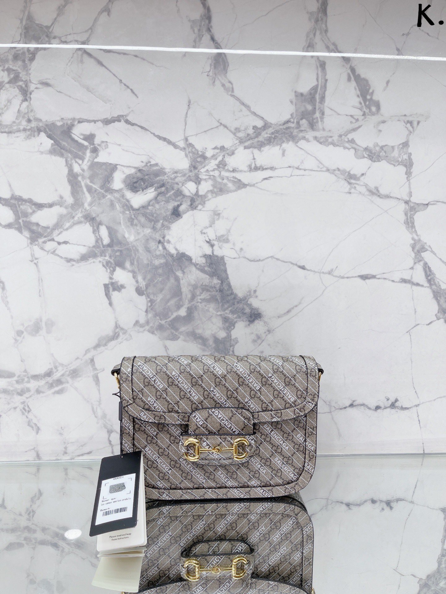 K5 牛皮 肖战同款 GUCCI HACKER Gucc巴黎世家合作款 GUCCI HACKER系列以黑客入侵方式,将古驰经典元素 与巴黎世家经典Logo结合。创造全新的摩登单品!肖 战最爱的1955也在此系列中展现。 尺寸 大号26 18cm”},”normal”:true,”priceArr”:[{“id”:”IP202202251149138760001854