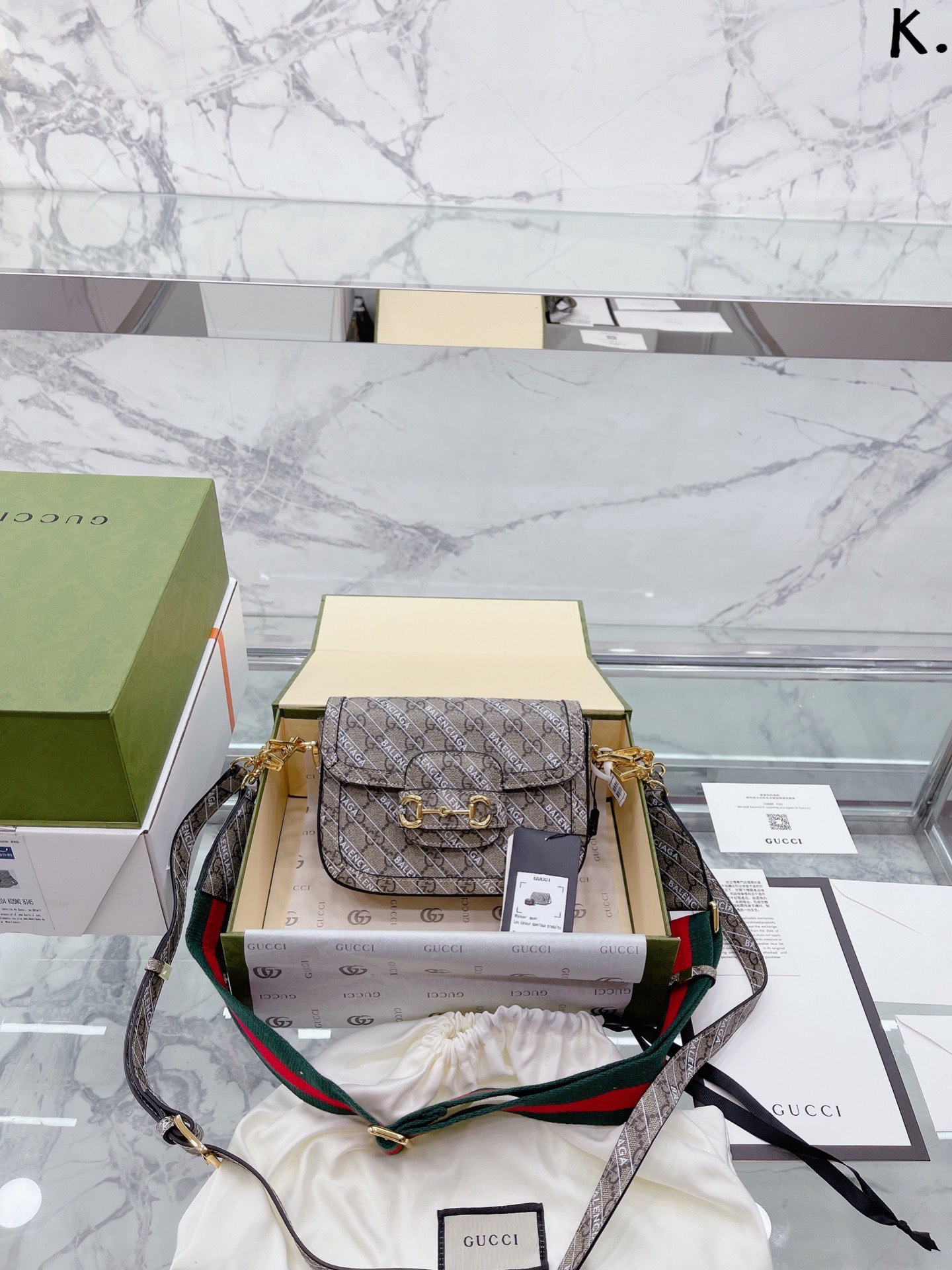 K5 牛皮 肖战同款 GUCCI HACKER Gucc巴黎世家合作款 GUCCI HACKER系列以黑客入侵方式,将古驰经典元素 与巴黎世家经典Logo结合。创造全新的摩登单品!肖 战最爱的1955也在此系列中展现。 尺寸 迷你 21 15cm