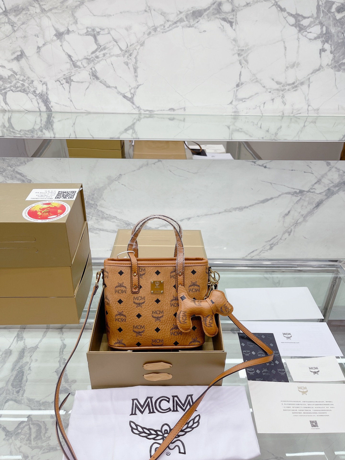 原单品质 ｜免税店包装 折叠礼盒 Mcm 原单茶金 Mini菜篮子 茶金MC 购物袋 菜篮子手提肩背超实用 原单正品东莞mcm国内代工厂代加工全包正品工序全方位对花每一针每一线纯手工缝制品质原版标内里 尺寸: 21. 18 折叠盒包装”},”watermark”:”