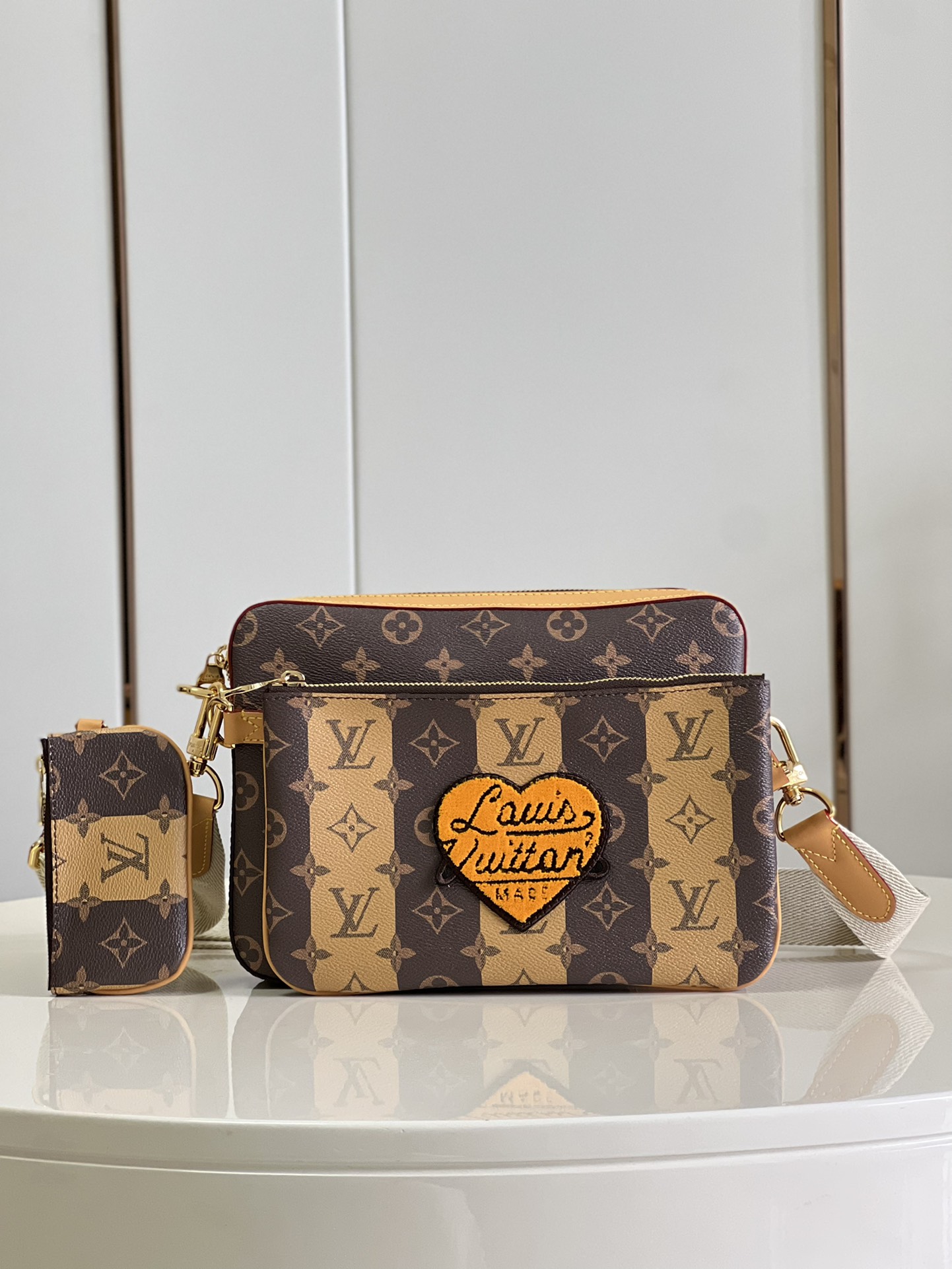 NO:398301,【Exclusive real-life M45965】 TRIO postman bag Virgil Abloh cooperated with Japanese designer Nigo again to create a Trio postman bag for NIGO x Road capsule column. Flexible design with zipper main compartment, removable zipper bag and separate coin wallet fixed to adjustable shoulder straps “Loui Vuitto made” heart-shaped patch size25x18.5x7cm z.670,LV【original leather】,louis vuitton,louis vuitton,wallets19860909【独家实拍M45965】 TRIO 邮差包 Virgil Abloh 与日本设计师 Nigo 再度合作 为 NIGO x 路胶囊列打造 Trio 邮差包 灵活设计拥有拉链主隔层 可拆卸拉链袋和固定于可调节肩带的独立零钱包 “Loui Vuitto made”字样心形贴饰点睛细节 size25x18.5x7cm z.670,LV【原厂皮】,louis vuitton,louis vuitton,wallets,Bag