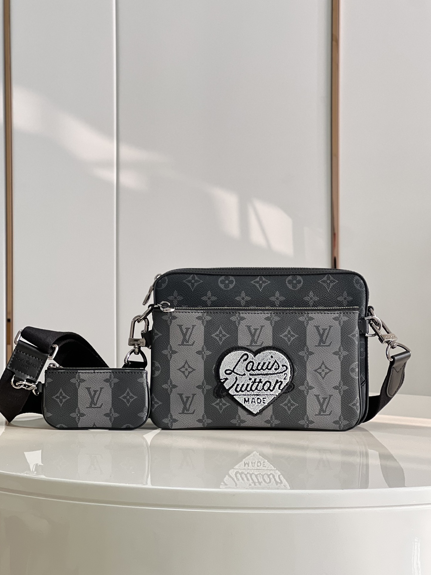 NO:398304,【Exclusive real photo of M45965 black presbyterian】 TRIO postman bag Virgil Abloh cooperated again with Japanese designer Nigo to create a Trio postman bag for NIGO x Road capsule column. Flexible design with zipper main compartment, removable zipper bag and separate coin wallet fixed to adjustable shoulder straps “Loui Vuitto made” heart-shaped patch size25x18.5x7cm z.670,LV【original leather】,louis vuitton,louis vuitton,wallets19860909【独家实拍M45965黑老花】 TRIO 邮差包 Virgil Abloh 与日本设计师 Nigo 再度合作 为 NIGO x 路胶囊列打造 Trio 邮差包 灵活设计拥有拉链主隔层 可拆卸拉链袋和固定于可调节肩带的独立零钱包 “Loui Vuitto made”字样心形贴饰点睛细节 size25x18.5x7cm z.670,LV【原厂皮】,louis vuitton,louis vuitton,wallets,Bag