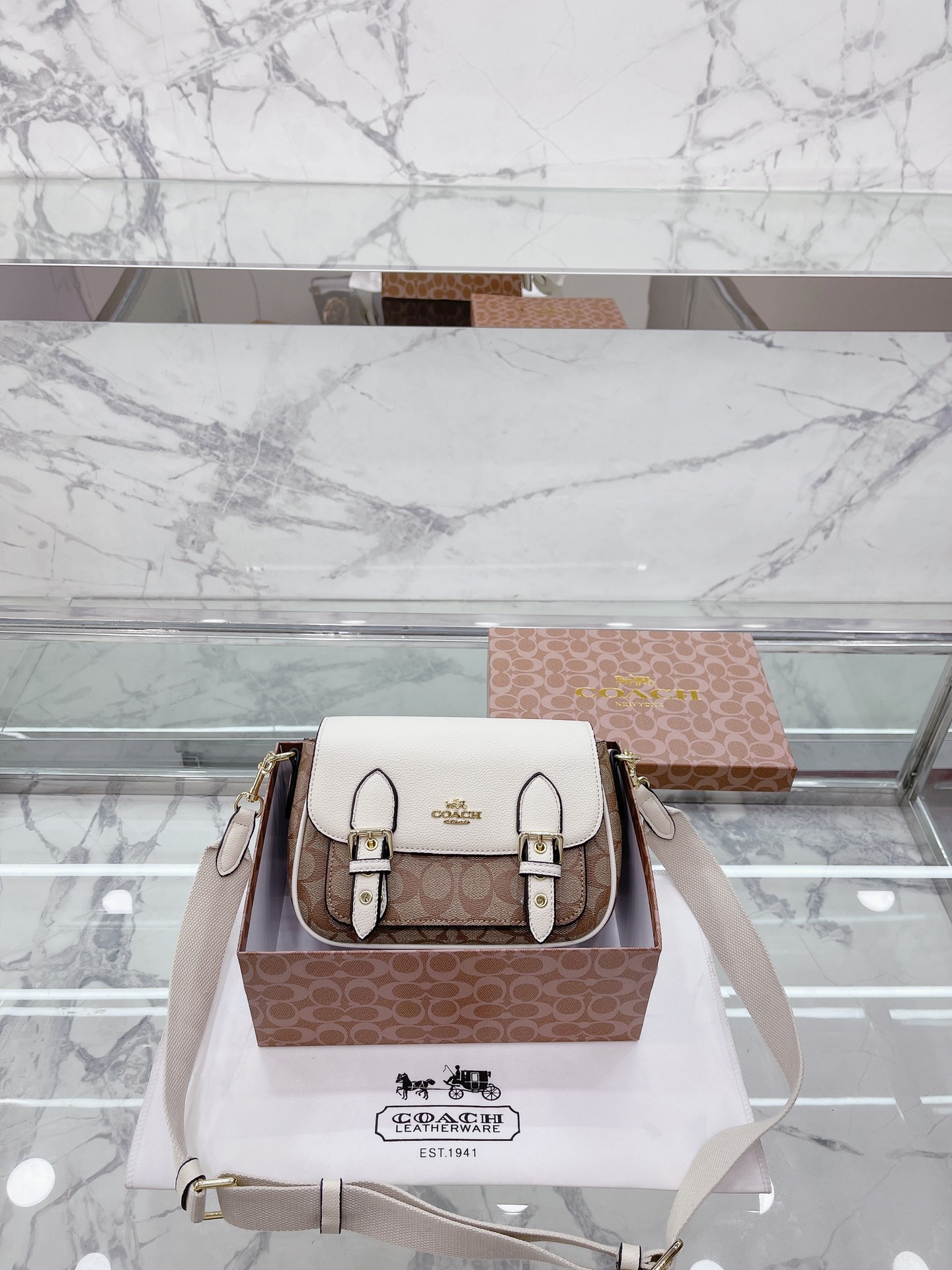 可爱的蔻驰小包包~ Lucy邮差包 所以要给大家安利@ Coach蔻驰的这款 Mini Cashin ote 设计灵感源自 Coach在60年代问世的 Cashin Carry 传承了精湛的工艺和不过时的复古质感,经典又不 失可爱 主要是这款真的超高性价比,2k+到手,可以当很 多一线大牌,比如FEND,LV,  Celine 赛琳 的类似款平替 尺寸22 16cm