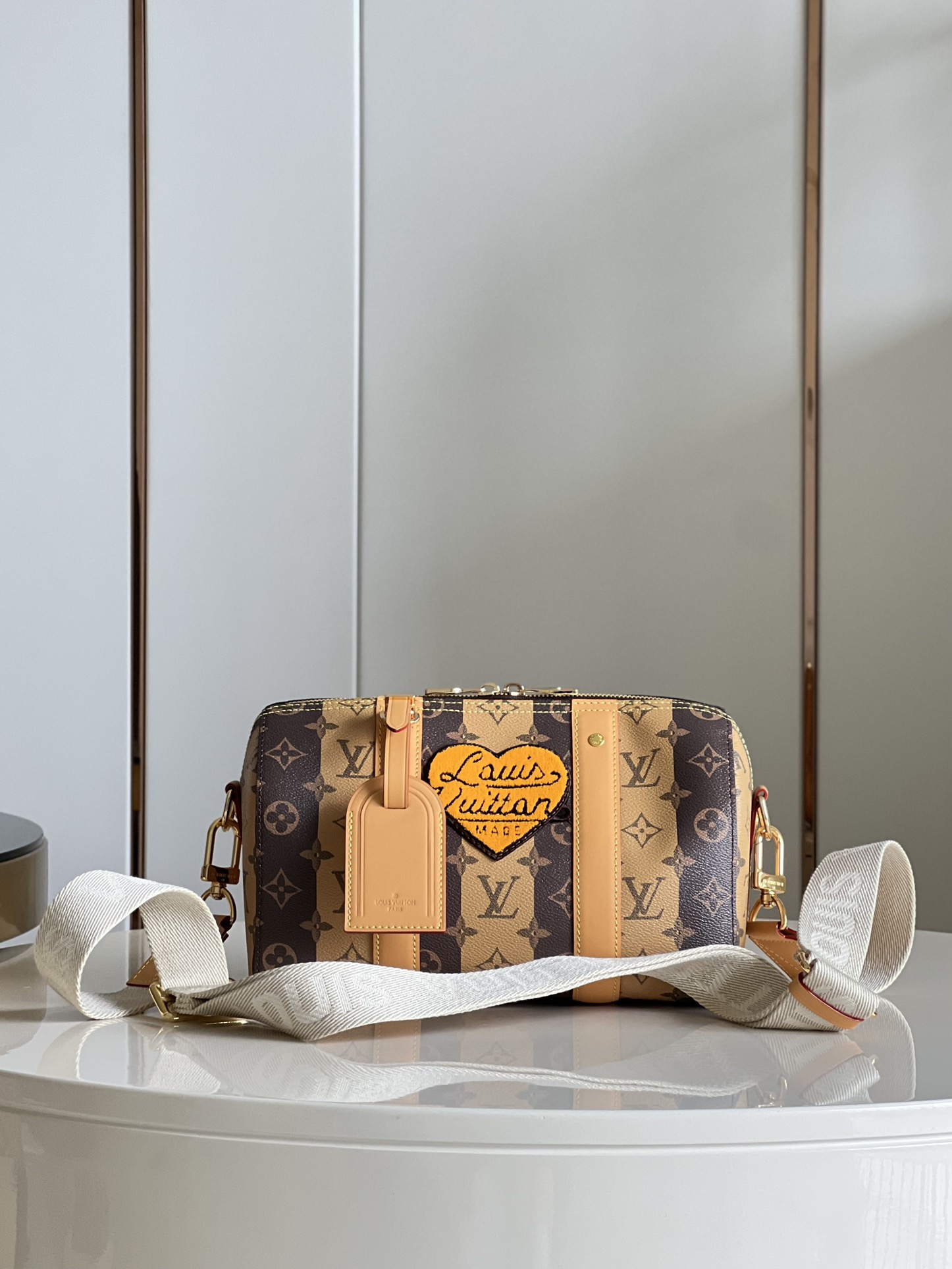 NO:398302,【Exclusive real photo M45963】CITY KEEPALL handbag capsule series City Keepall handbags with Monogram Stripes Brown canvas blowing style, showing the Monogram pattern deconstructed with striped background 'Louis Vuitton made' heart-shaped patch full of retro atmosphere size27x17x13cm z.650,LV [original leather],louis vuitton,louis vuitton19860909【独家实拍M45963】CITY KEEPALL 手袋 胶囊系列 City Keepall 手袋以 Monogram Stripes Brown 帆布吹袭型格风潮 展现条纹背景解构的 Monogram 图案 “Louis Vuitton made” 字样心形贴饰洋溢复古气息 size27x17x13cm z.650,LV【原厂皮】,louis vuitton,louis vuitton,Bag