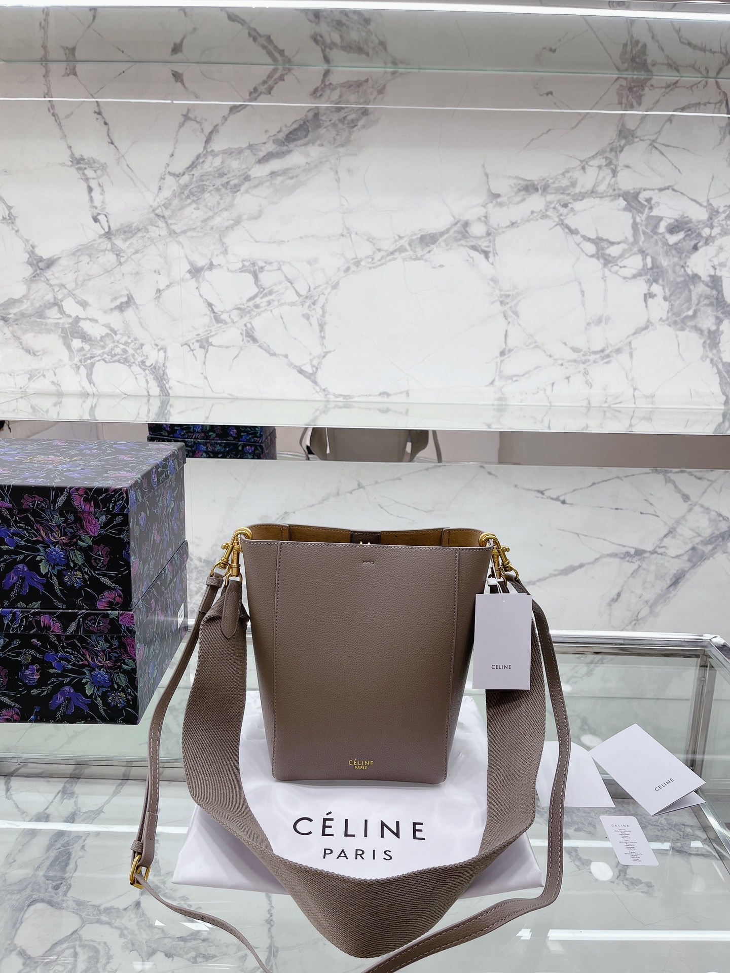 Celine 赛琳  sangle赛琳水桶包 Sangle Bucket 对于爱包的小姐姐来讲,入手最流行的款式绝对是不 错的选择, sangle就是其中之 我个人觉得这款水桶包也是最近最经典最火爆的。我也 是从一开始的无法欣赏到现在的爱不释手  Celine 赛琳 水桶包既好看,用起来也很方便。包包自重不重 sangle很简单的线条设计,看起来让人感觉特别舒服 可以完美的装下你想装的任何东西,日常补妆东西,钱 包卡包都可以装进的 更值得称赞的是它的肩带是帆布材质,宽肩带背起来 既时尚又不累,可以说是一只完美的通勤包。  Celine 赛琳 最爱的包包新包包上班背什么包出街最爱的包 尺寸18 25cm