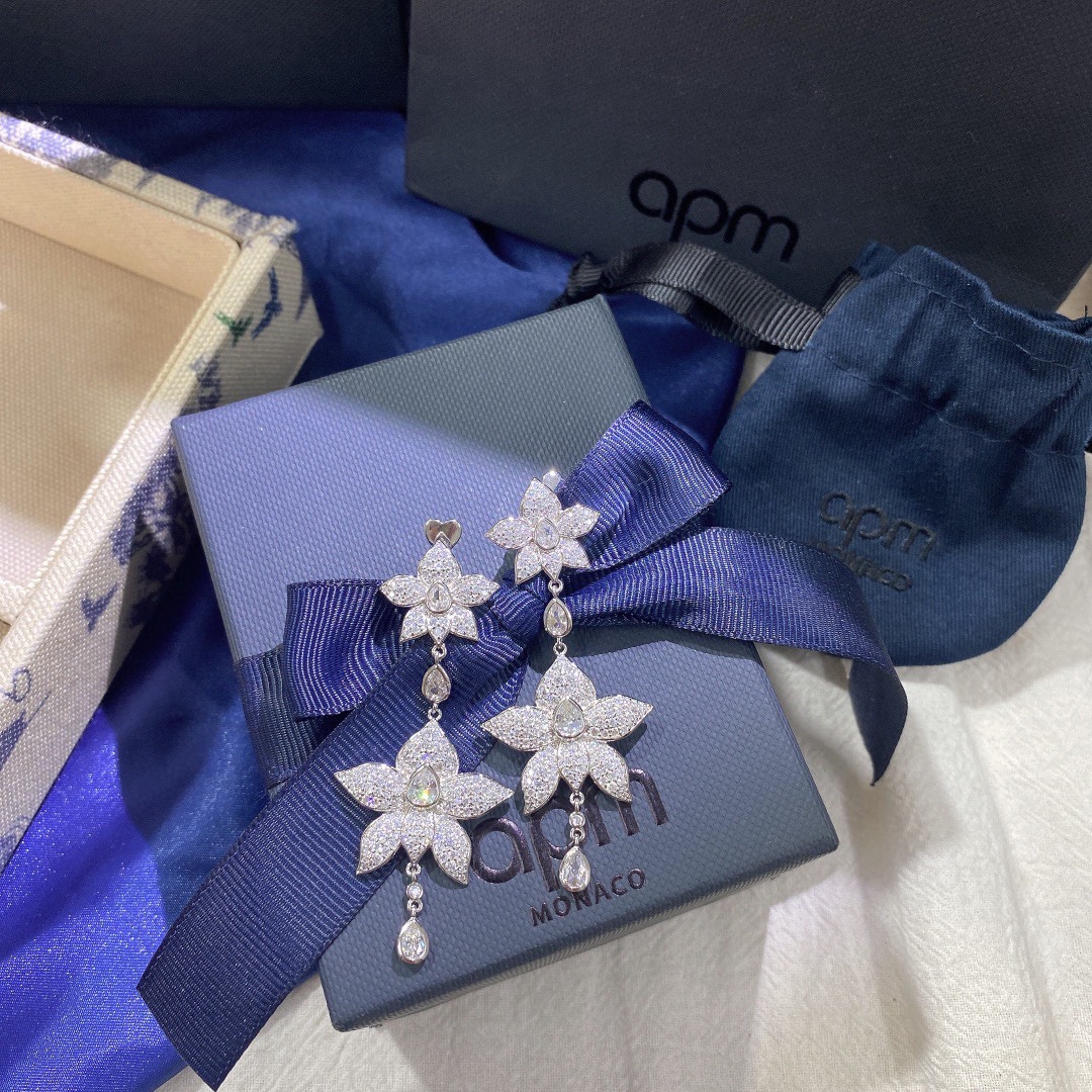 APm monaco 双层花朵耳钉！以浪漫设计演绎纯粹柔美，精巧叶形层层交叠，为造型平添一份纯粹的女性柔