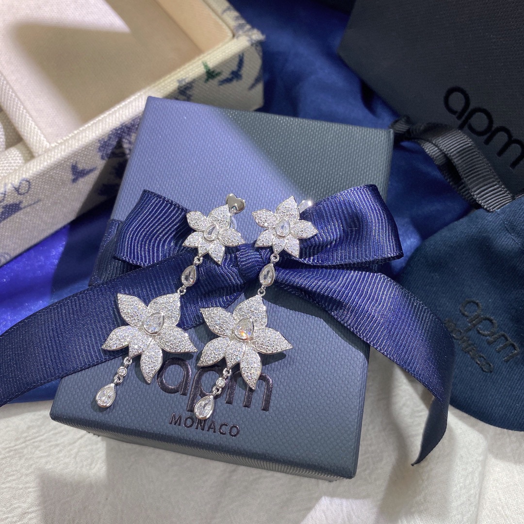 APm monaco 双层花朵耳钉！以浪漫设计演绎纯粹柔美，精巧叶形层层交叠，为造型平添一份纯粹的女性柔