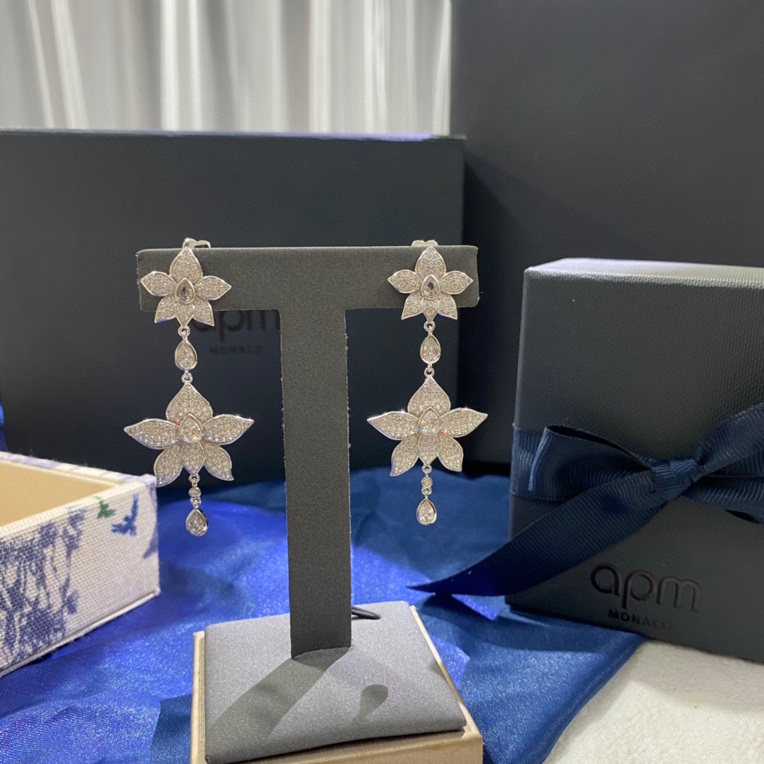 APm monaco 双层花朵耳钉！以浪漫设计演绎纯粹柔美，精巧叶形层层交叠，为造型平添一份纯粹的女性柔