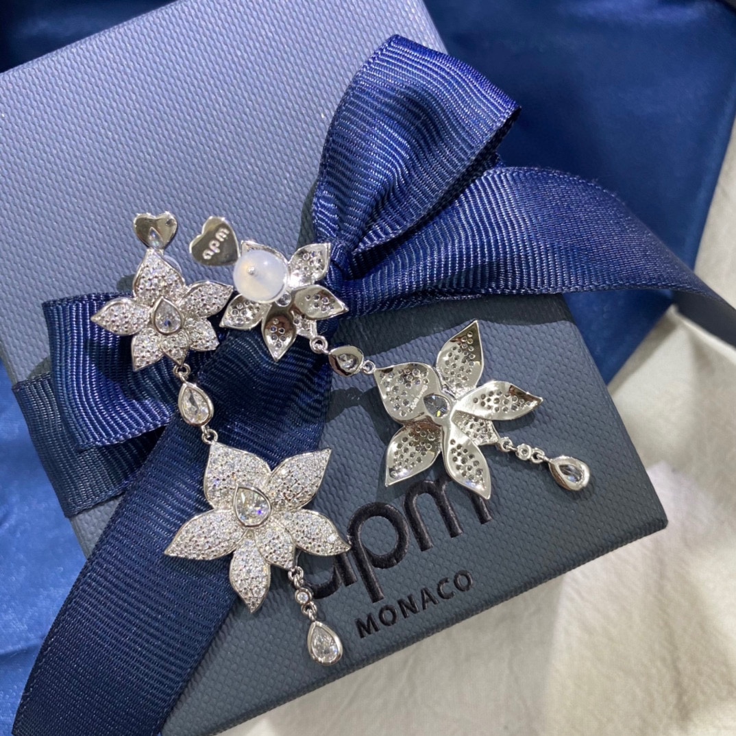 APm monaco 双层花朵耳钉！以浪漫设计演绎纯粹柔美，精巧叶形层层交叠，为造型平添一份纯粹的女性柔