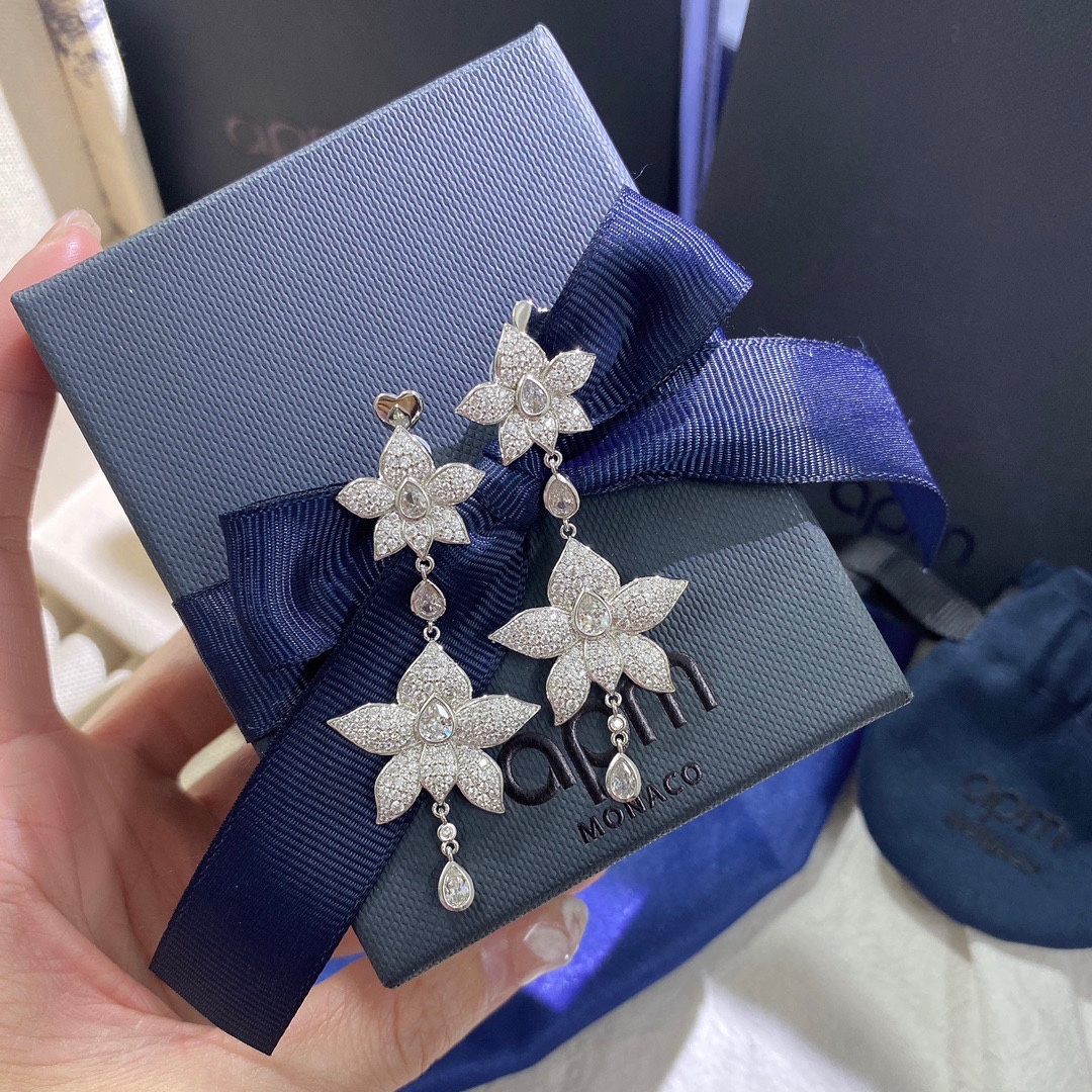 APm monaco 双层花朵耳钉！以浪漫设计演绎纯粹柔美，精巧叶形层层交叠，为造型平添一份纯粹的女性柔