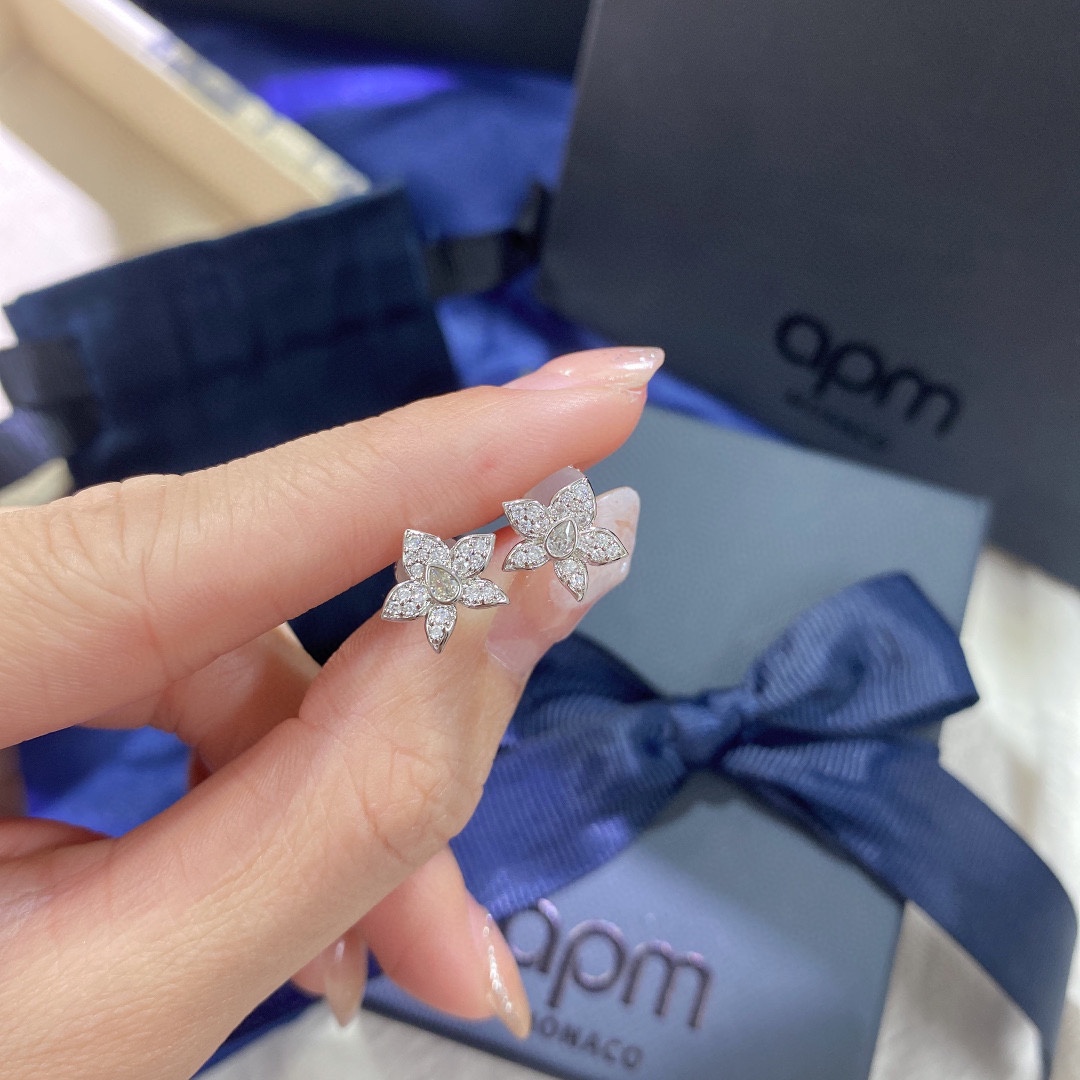 APm monaco 简约花朵耳钉！绽放自然之美的优雅设计，浪漫花簇为造型注入优雅，大气银白色，色泽让肌
