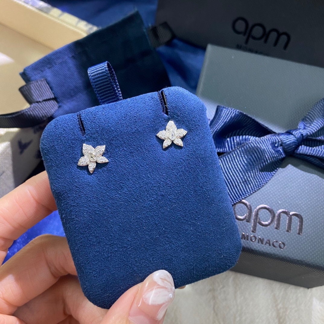 APm monaco 简约花朵耳钉！绽放自然之美的优雅设计，浪漫花簇为造型注入优雅，大气银白色，色泽让肌