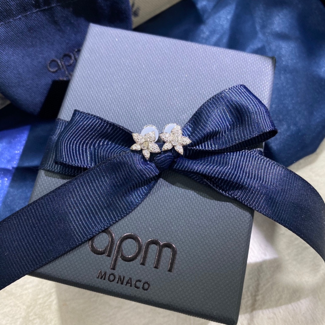 APm monaco 简约花朵耳钉！绽放自然之美的优雅设计，浪漫花簇为造型注入优雅，大气银白色，色泽让肌