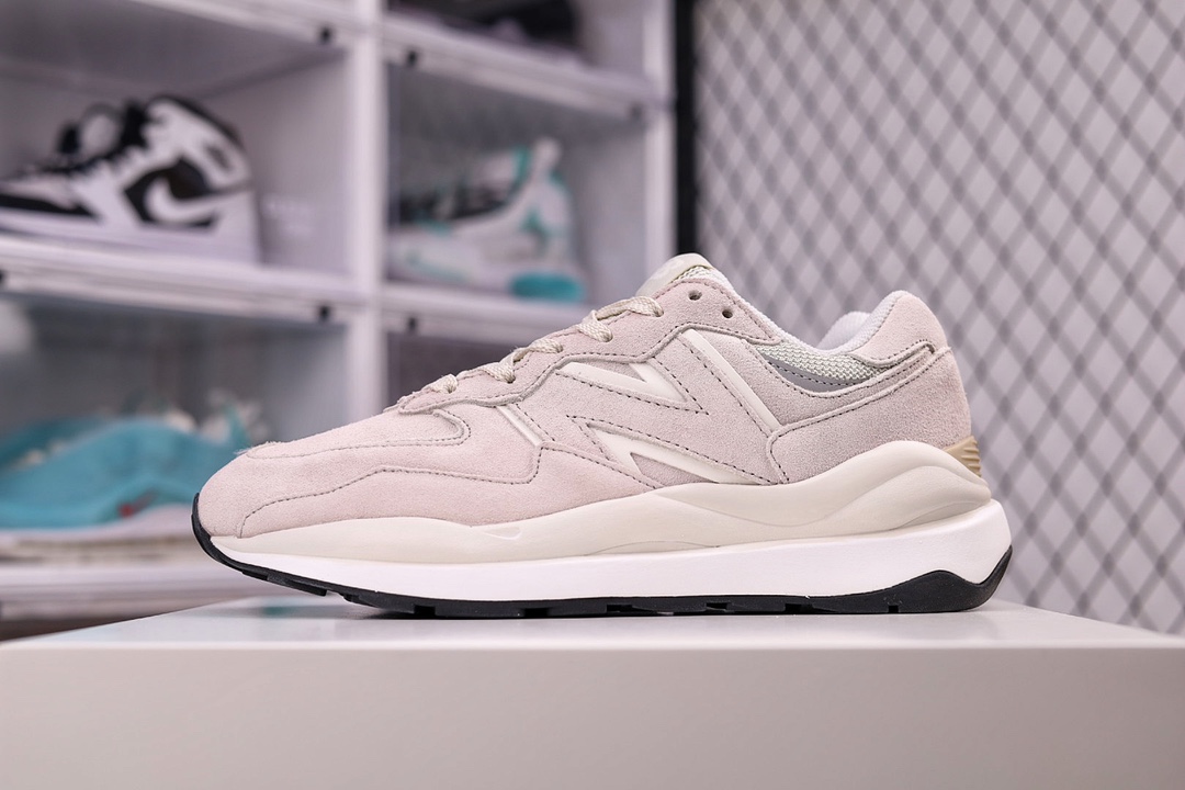 G5 公司级别 新品首发 New Balance M5740系列 原楦原纸版开发版型 采用国产猪巴革麂皮及牛培革料拼接构成中底高弹EVA发泡材质 外置橡胶大齿防滑橡胶外底 尽显90年代复古风格 推出全新配色