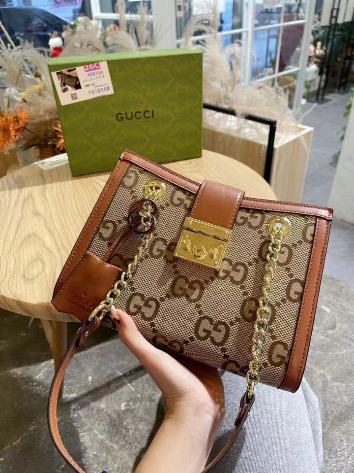 !最近心心念念的GucciGet简直不要太好看，新的虎头LogoBling bling的简直不要太美 尺码26厘米”},”imgsSrc”:[“https://xcimg.szwego.com/20220111/a1641908867110_2552.jpg?imageView2/2/format/jpg/q/100