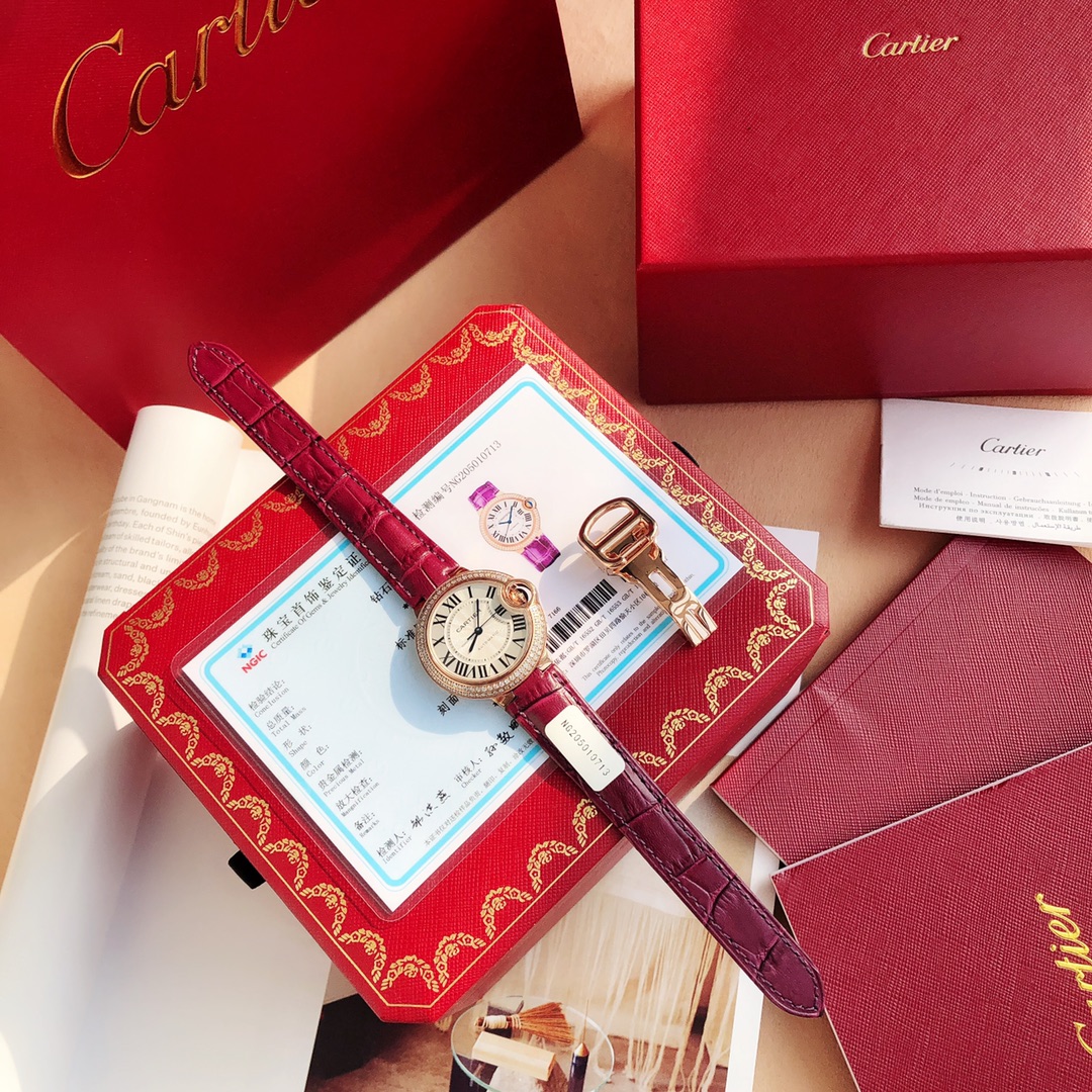 NO:142585,Batch: Full set of packaging, real counter quality, special channel goods, Cartier original Swiss movement, blue balloon CARTIER Cartier blue balloon 33mm women's model WE902066, size 33MM, exclusive source on the market, using original Cartier original Swiss ETA2671 fully automatic movement, 110 vs-grade real diamonds on the outer ring, independent identity number, double divine sapphire crystal fisheye glass, high-definition sun pattern silver-plated panel quenched 1600 degrees Celsius blue needle  The drum-shaped head gem is full of blue light, and it is paired with an American crocodile leather strap. No matter how beautiful a watch movement is, it will be useless. Cartier is a famous hot product in the purchasing circle, especially Cartier blue balloons. As one of the most popular watches on the bezel, it has always maintained a standing posture. But its long history still cannot cover up its sharpness, and it has lasted forever. The exclusive source of this model, whether it is, its appearance or interior, is truly perfect to every detail!  The original design of mechanical watches is a favorite of beautiful girls!  cartier cartier crocodile skin19860909批: 全套包装 真正专柜品质,特殊渠道货,卡地亚原装瑞士机芯,蓝气球CARTIER 卡地亚 蓝汽球33mm女款 WE902066,尺寸33MM ,市面上独家货源,采用原厂卡地亚原装瑞士ETA2671全自动机芯,外圈镶嵌110颗vs级真钻,独立的身份编号,双卜形蓝宝石水晶鱼眼玻璃,高清晰度太阳纹镀银面板 1600摄氏度淬火而成的烧钢蓝针 ,鼓型把头宝石饱满渗透蓝光,搭配美洲鳄鱼皮表带,一块再漂亮的表机芯不好也就白扯,卡地亚是代购圈里有名的抢手货,尤其是卡地亚蓝气球,作为表圈里最火的表款之一,一直保持着屹立不倒的姿态.但它悠久的历史依然掩盖不住它的锋芒 ,经久不衰永不过时,独家货源此款无论,外观,内在,都真正做到完美到每个细节！机械表原本富有内涵的设计,唯美女生的最爱！,,cartier,cartier,crocodile skin,Watch