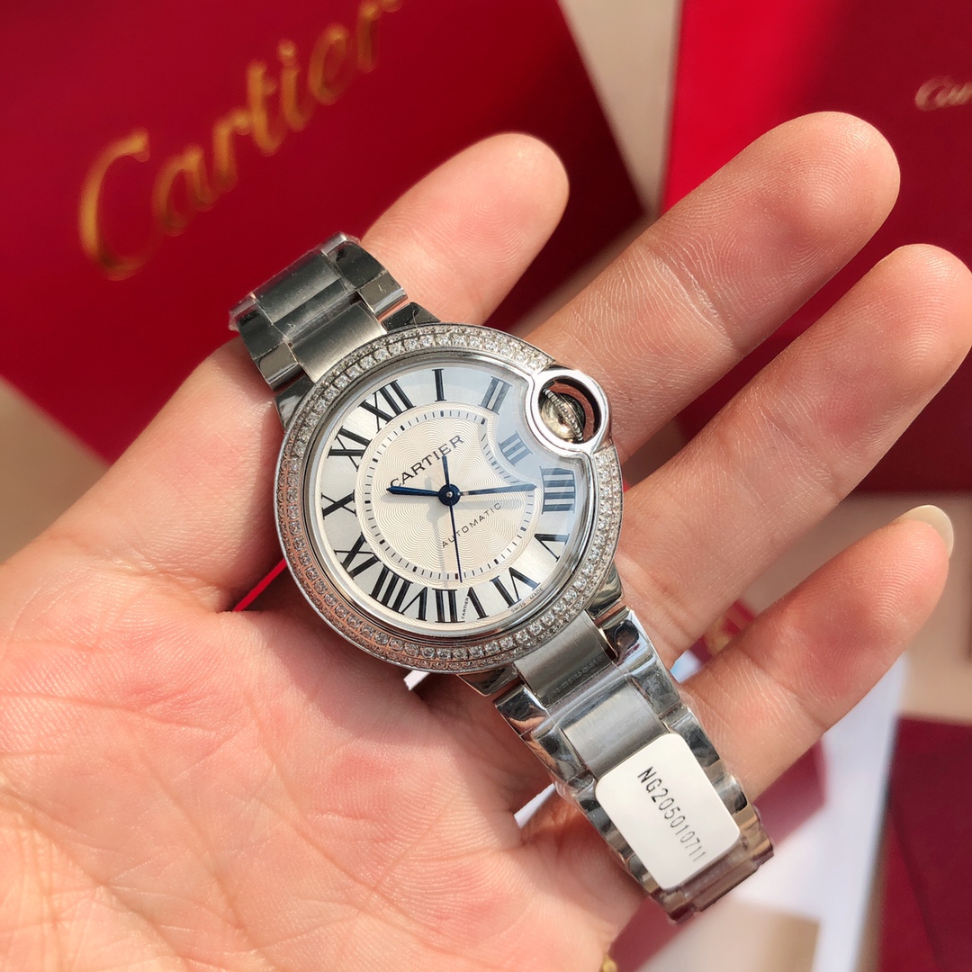 NO:393453,Package, real counter quality, special channel goods, Cartier original Swiss movement, blue balloon CARTIER Cartier blue balloon 33mm women's model WE902035, size 33MM, exclusive source on the market, using original Cartier original Swiss ETA2671 fully automatic movement, 110 vs-grade real diamonds on the outer ring, independent identity number, double divine sapphire crystal fisheye glass, high-definition sun pattern silver-plated panel quenched 1600 degrees Celsius blue needle  The drum-shaped head gem is full of blue light, and it is paired with an American crocodile leather strap. No matter how beautiful a watch movement is, it will be useless. Cartier is a famous hot product in the purchasing circle, especially Cartier blue balloons. As one of the most popular watches on the bezel, it has always maintained a standing posture. But its long history still cannot cover up its sharpness, and it has lasted forever. The exclusive source of this model, whether it is, its appearance or interior, is truly perfect to every detail!  The original design of mechanical watches is a favorite of beautiful girls!  cartier cartier crocodile skin19860909批、真正专柜品质,特殊渠道货,卡地亚原装瑞士机芯,蓝气球CARTIER 卡地亚 蓝汽球33mm女款 WE902035,尺寸33MM ,市面上独家货源,采用原厂卡地亚原装瑞士ETA2671全自动机芯,外圈镶嵌110颗vs级真钻,独立的身份编号,双卜形蓝宝石水晶鱼眼玻璃,高清晰度太阳纹镀银面板 1600摄氏度淬火而成的烧钢蓝针 ,鼓型把头宝石饱满渗透蓝光,搭配美洲鳄鱼皮表带,一块再漂亮的表机芯不好也就白扯,卡地亚是代购圈里有名的抢手货,尤其是卡地亚蓝气球,作为表圈里最火的表款之一,一直保持着屹立不倒的姿态.但它悠久的历史依然掩盖不住它的锋芒 ,经久不衰永不过时,独家货源此款无论,外观,内在,都真正做到完美到每个细节！机械表原本富有内涵的设计,唯美女生的最爱！,,cartier,cartier,crocodile skin,Watch