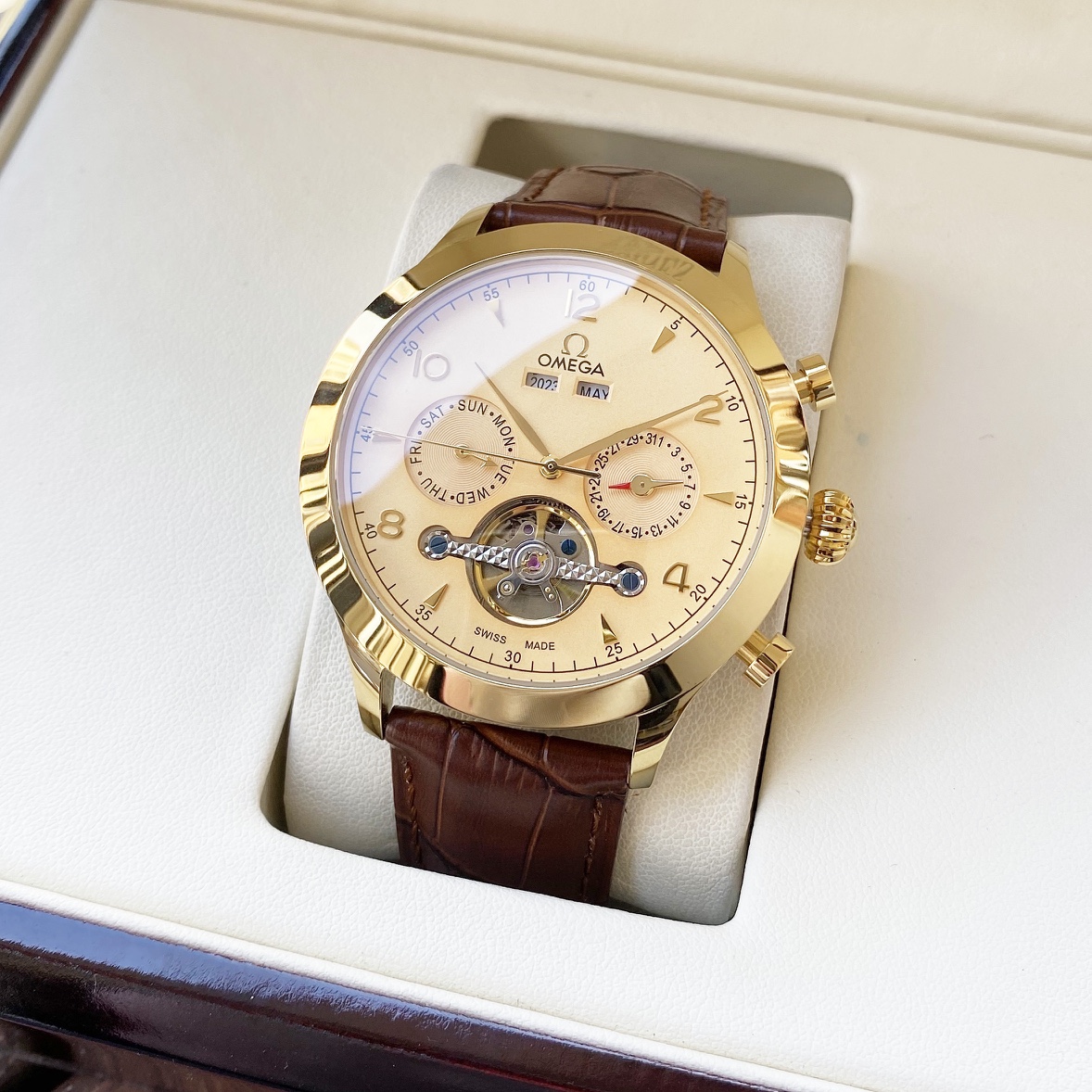 全新风格 优雅热卖 欧米茄  Omega  男士腕表 全自动机械机芯 矿物强化玻璃 316L精钢表壳 真皮表带 时尚大方 商务休闲 尺寸：直径42mm 厚度12mm