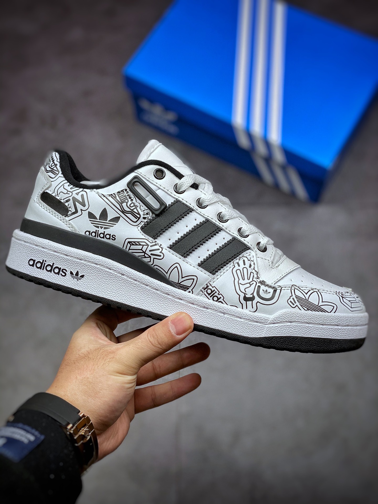 Overseas channel version original box original standard Adidas Originals Forum Low black and white graffiti GW4921