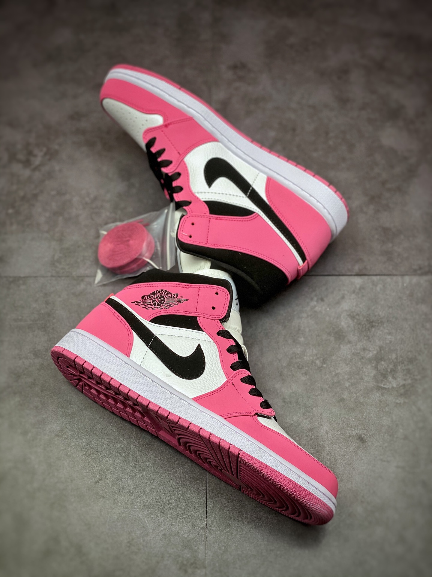 240 Air Jordan 1 Mid AJ中帮篮球鞋 白粉黑勾 DC7267-500