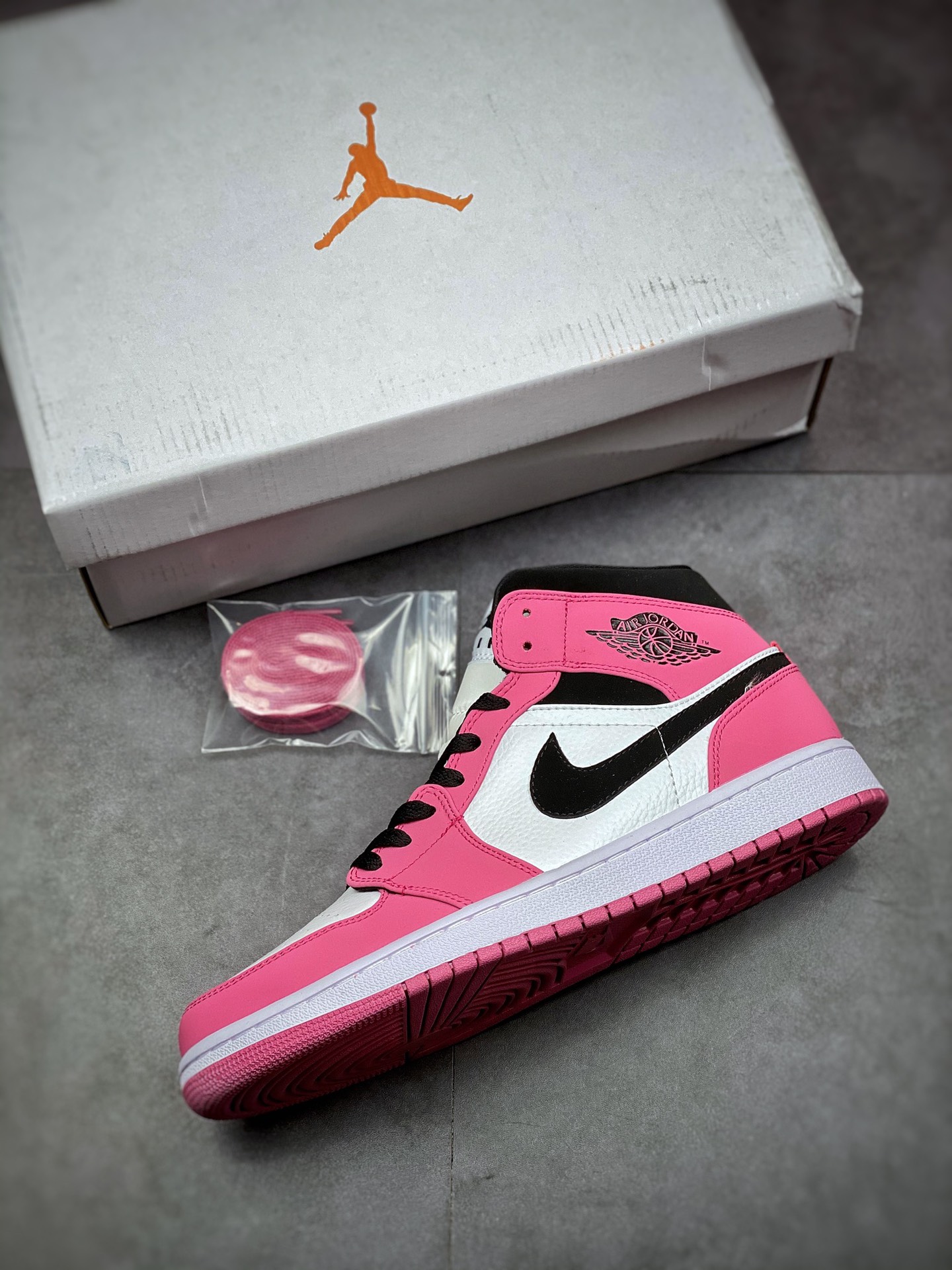 240 Air Jordan 1 Mid AJ中帮篮球鞋 白粉黑勾 DC7267-500