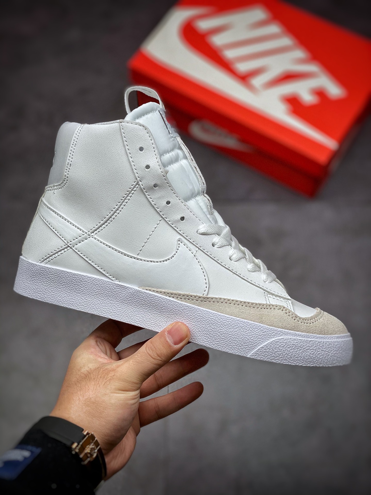 160 Nike Blazer Mid ‘77 白色 Nike Blazer 凭借硕大的Swoosh DH8641-102