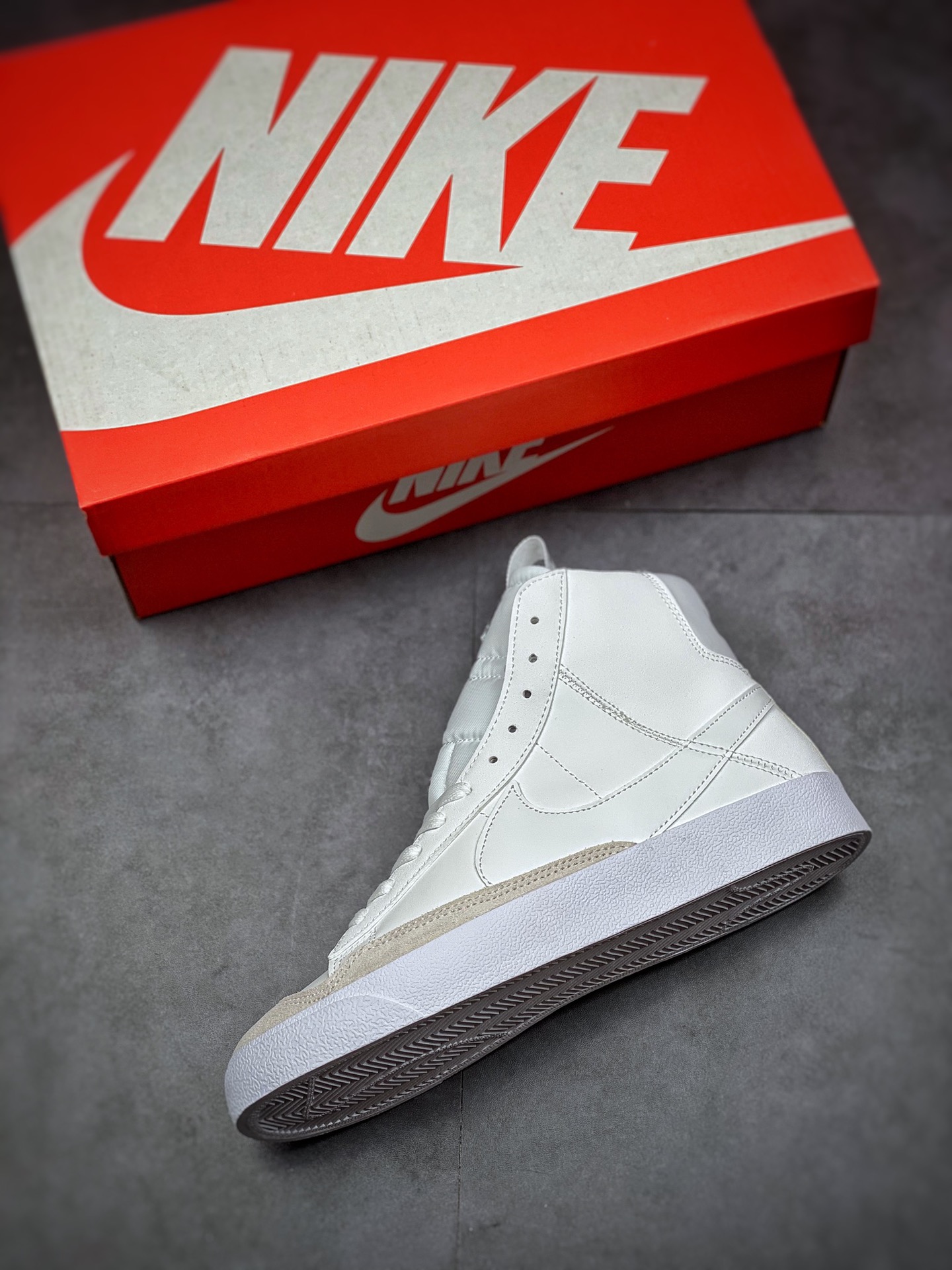 160 Nike Blazer Mid ‘77 白色 Nike Blazer 凭借硕大的Swoosh DH8641-102