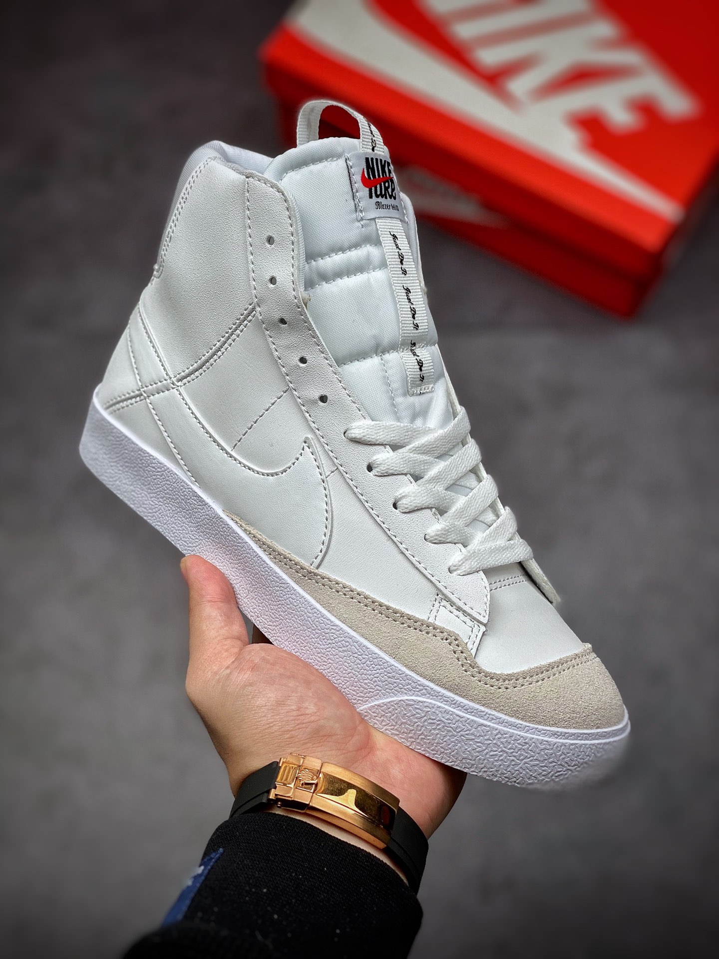 160 Nike Blazer Mid ‘77 白色 Nike Blazer 凭借硕大的Swoosh DH8641-102
