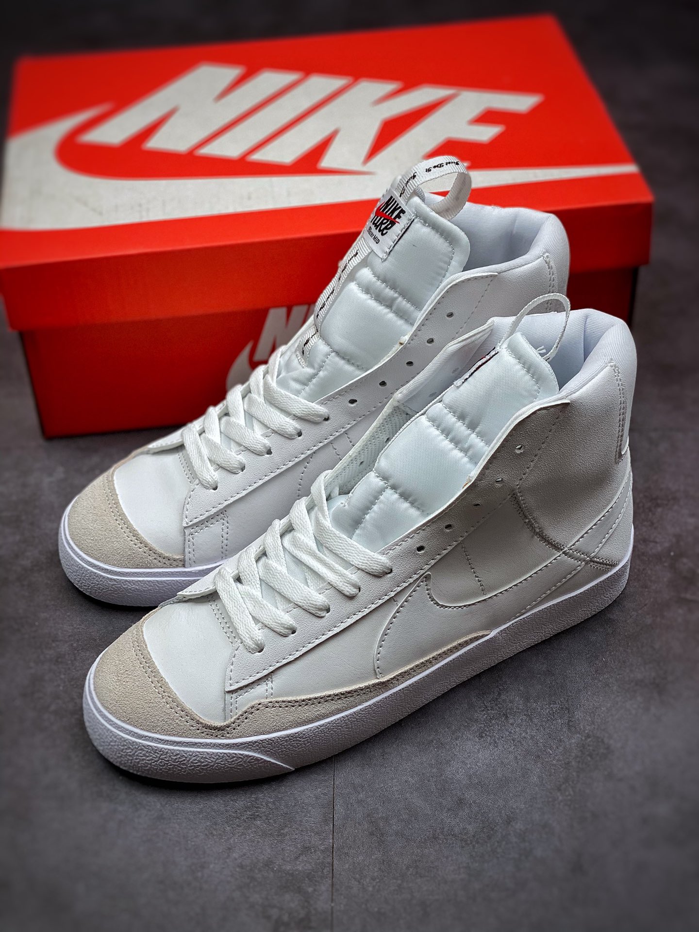 160 Nike Blazer Mid ‘77 白色 Nike Blazer 凭借硕大的Swoosh DH8641-102