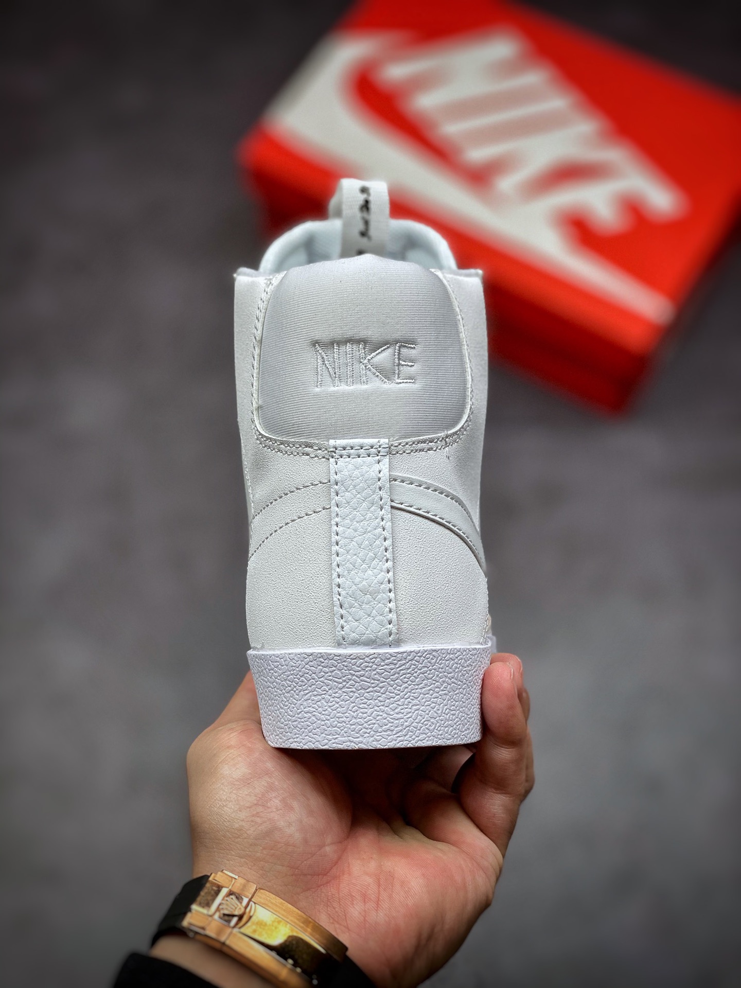 160 Nike Blazer Mid ‘77 白色 Nike Blazer 凭借硕大的Swoosh DH8641-102