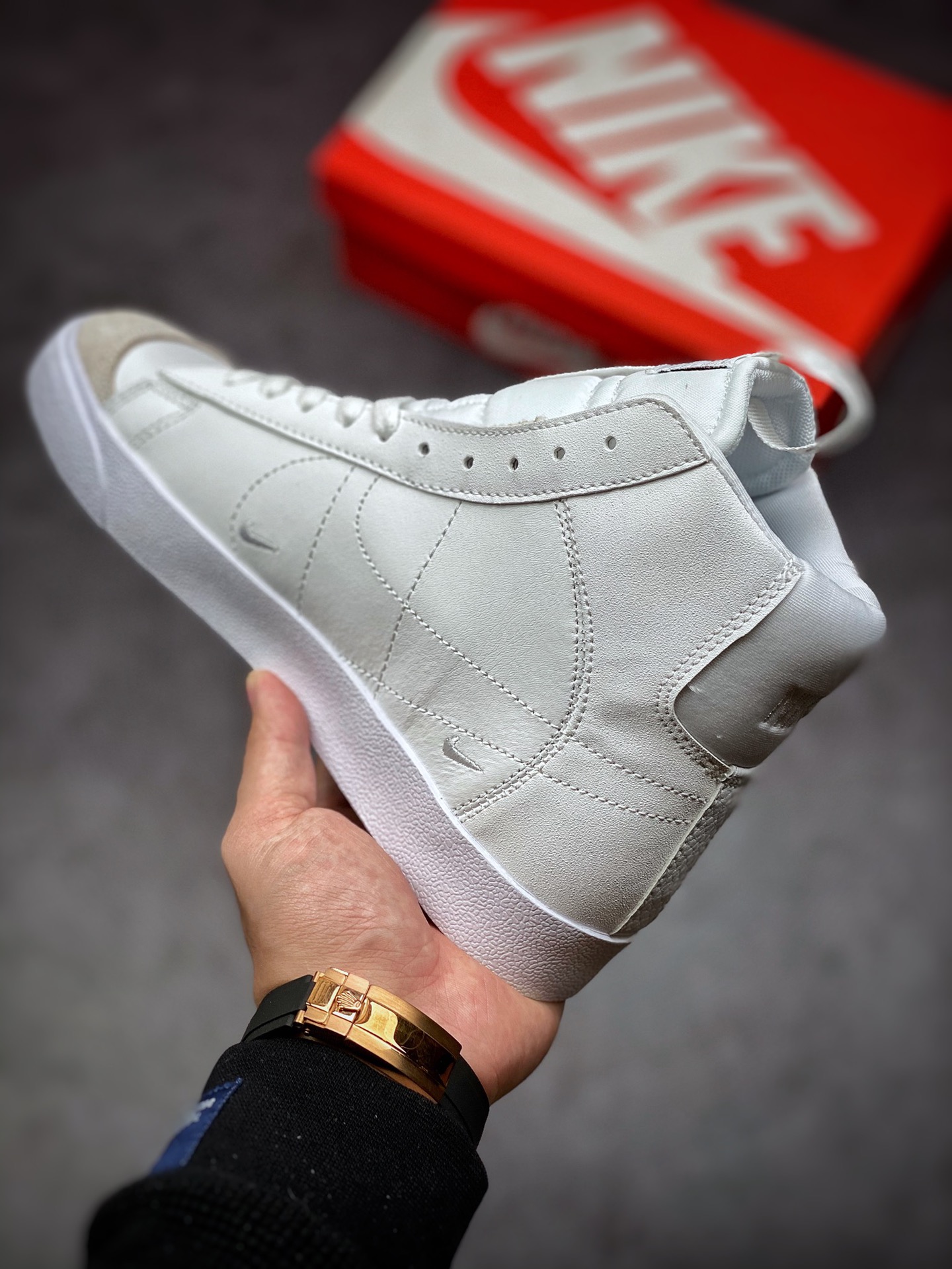 160 Nike Blazer Mid ‘77 白色 Nike Blazer 凭借硕大的Swoosh DH8641-102