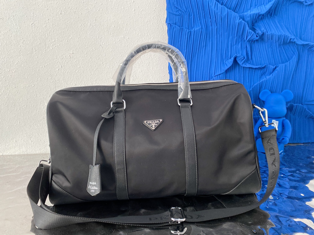 普拉达 Prada  尼龙布旅行袋 机场包 大容量斜挎手提包 大容量 采用精湛镶嵌细工，经典百搭 实物拍摄 原厂原版面料 配送小票防尘袋 26 x 48 cm。